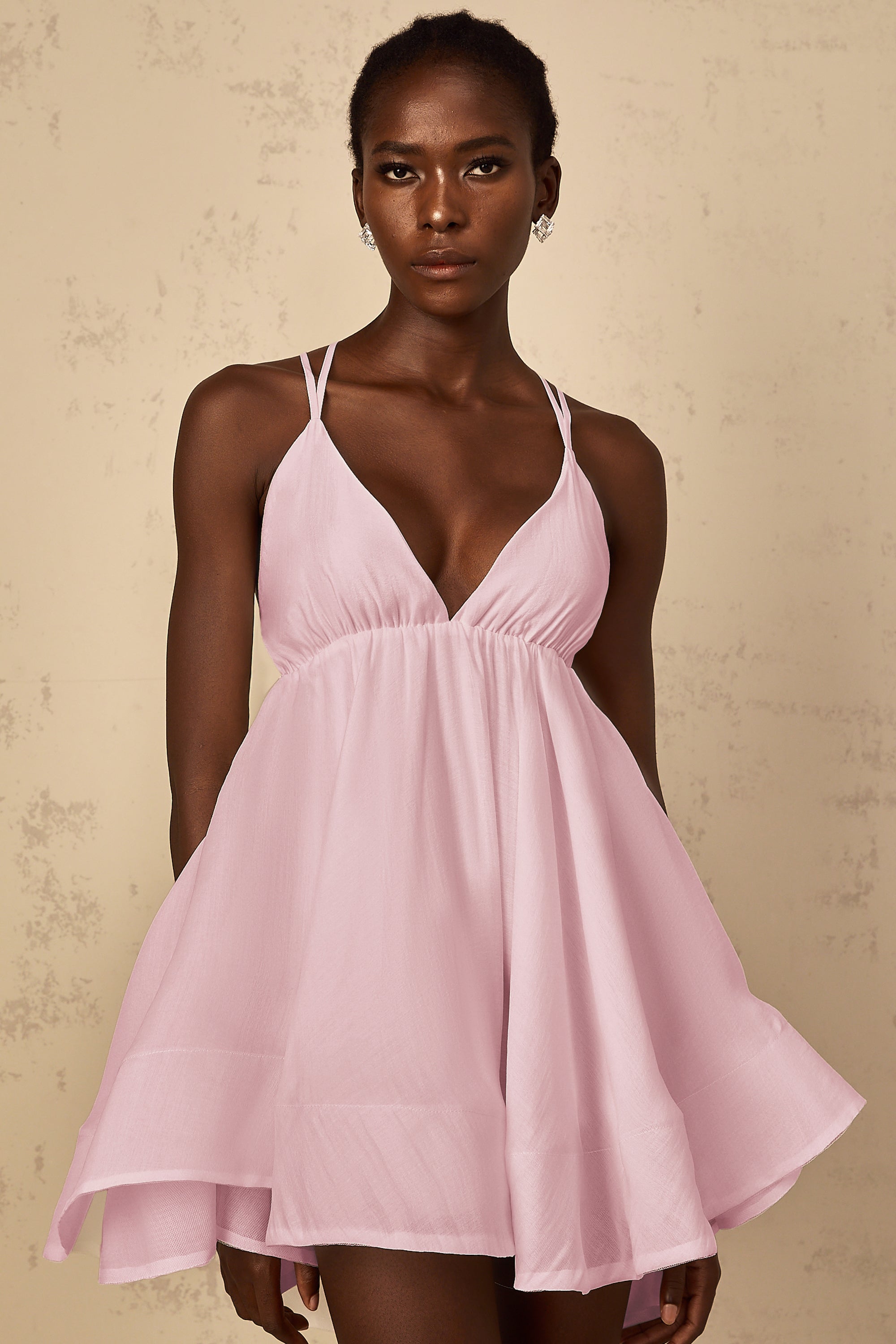 فستان كوينسي الأبيض القصير المكشكش