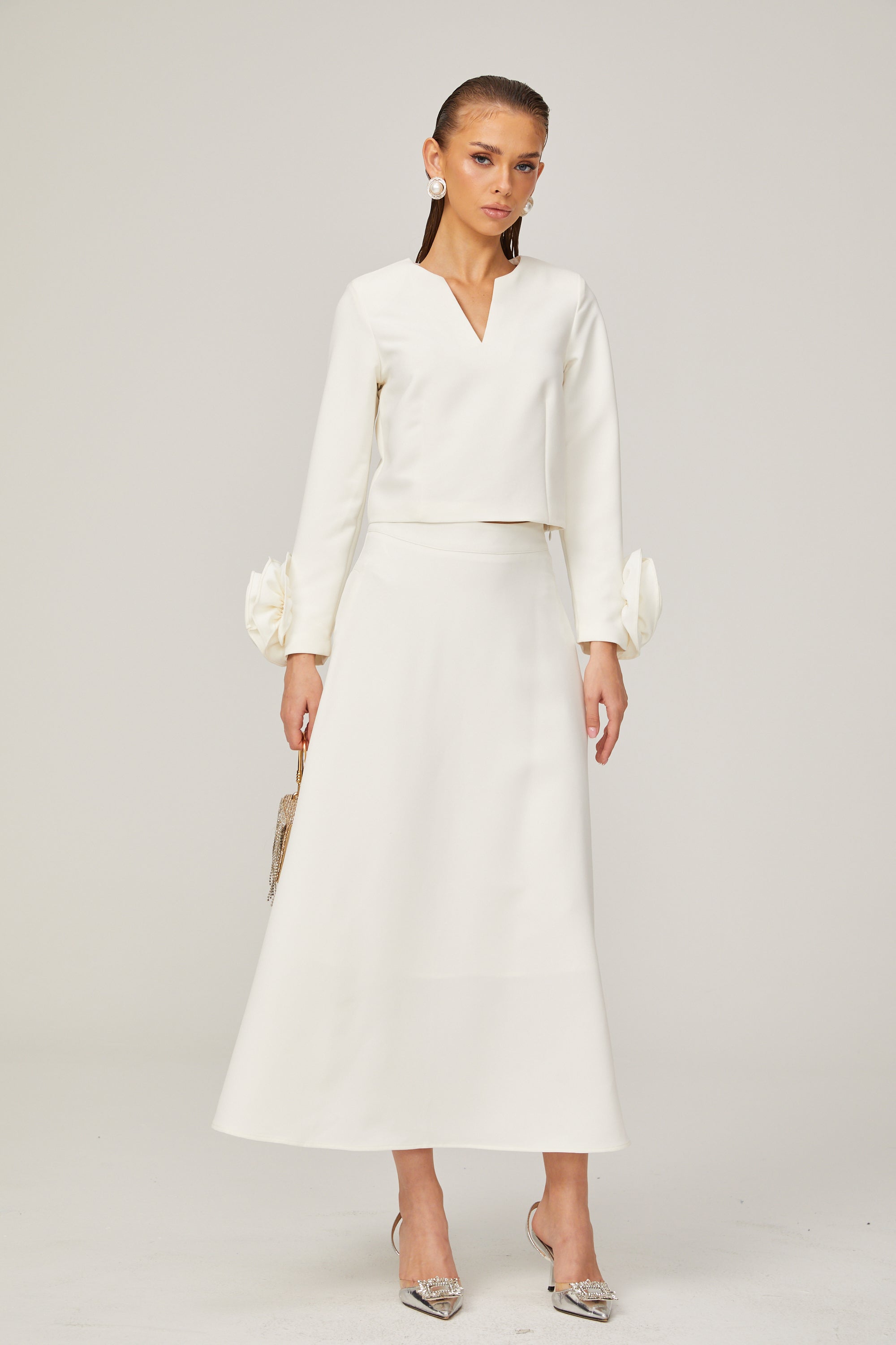 طقم هيلير المكون من بلوزة وتنورة متناسقة ثلاثية الأبعاد باللون الأبيض