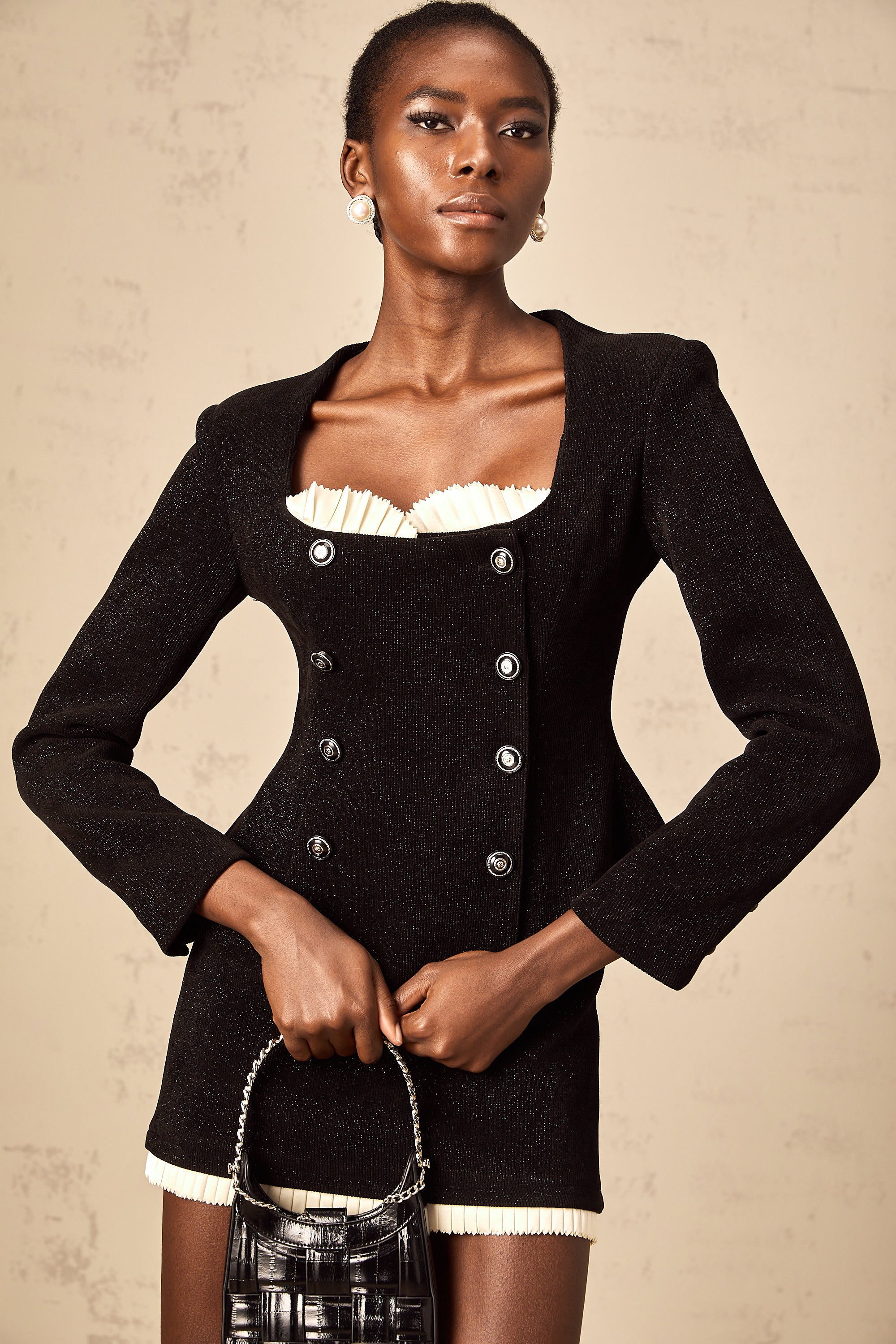 طقم تنورة وقميص من قماش مخملي أسود من Hilaire