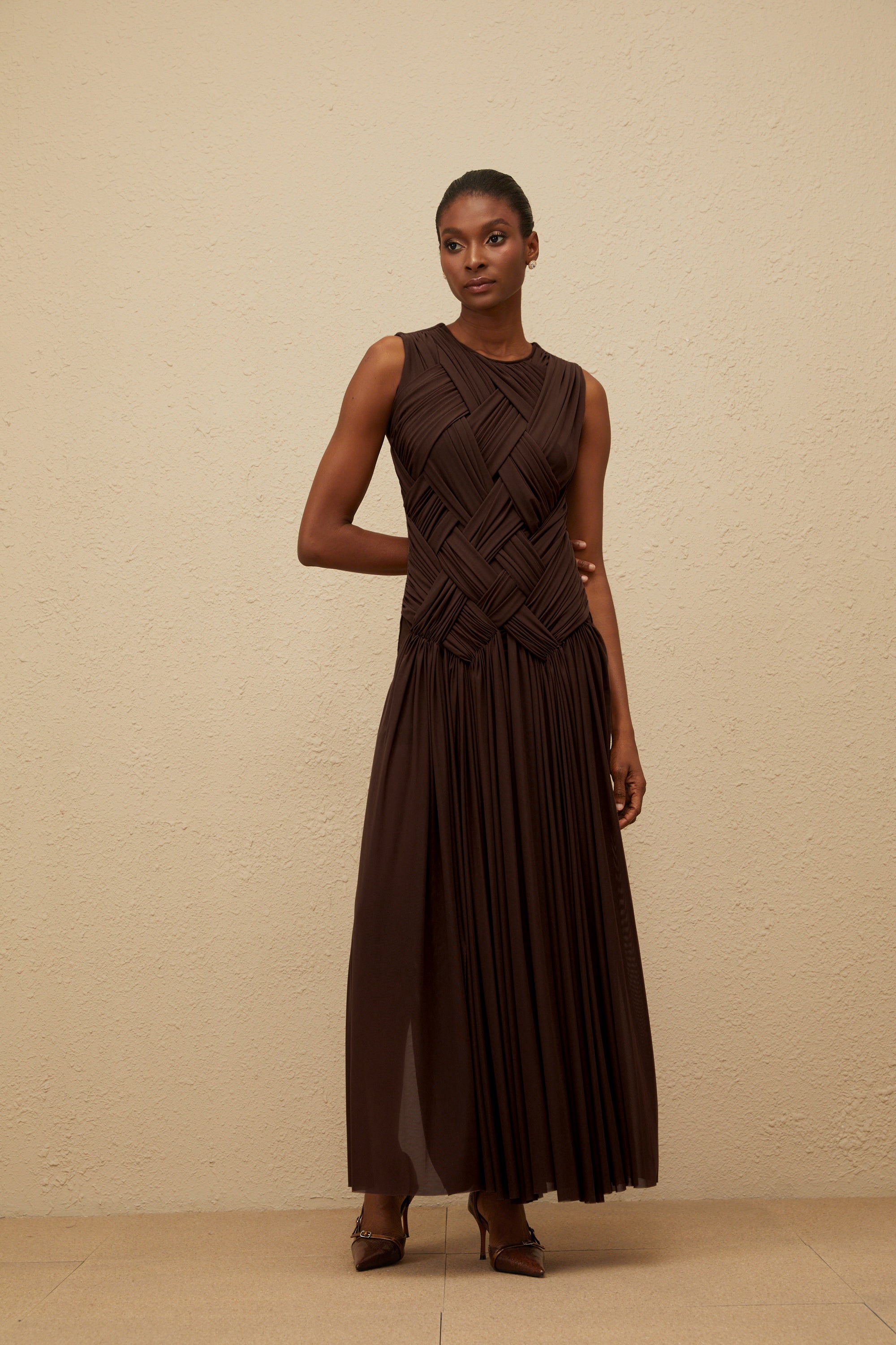 فستان دافني براون متوسط الطول من التول المضفر غير المتماثل