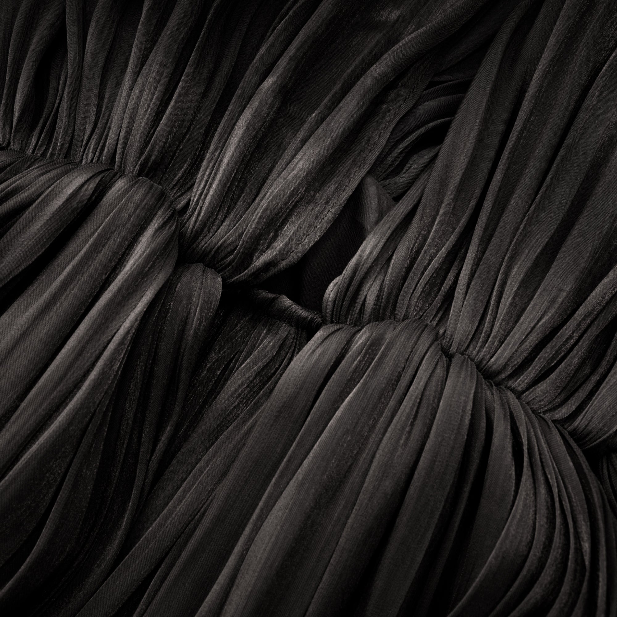 Mila – Plissiertes Maxikleid aus Satin in Schwarz