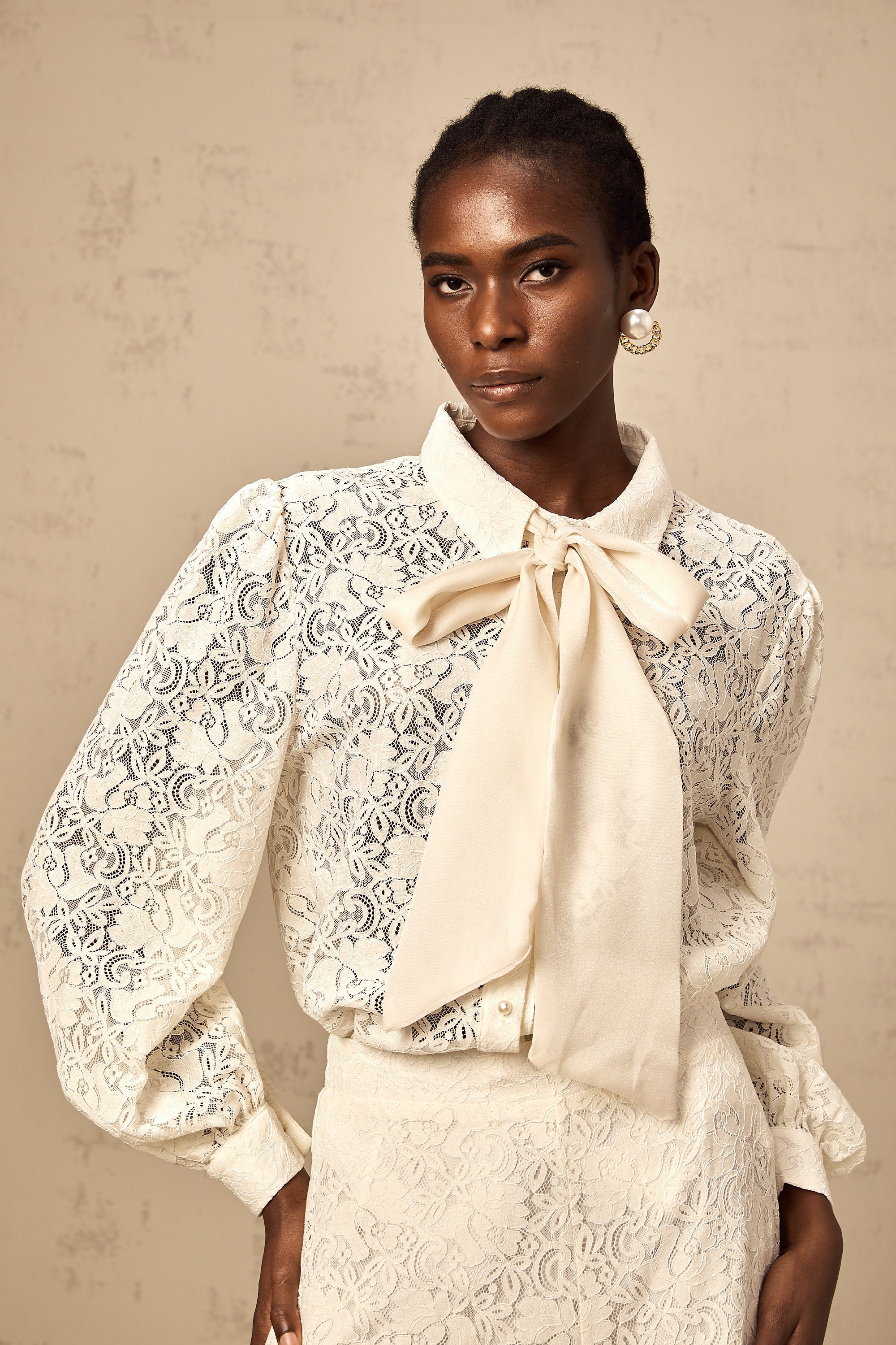 طقم فانيسا الأبيض من قميص وبنطال من الدانتيل المزخرف بالجيبور