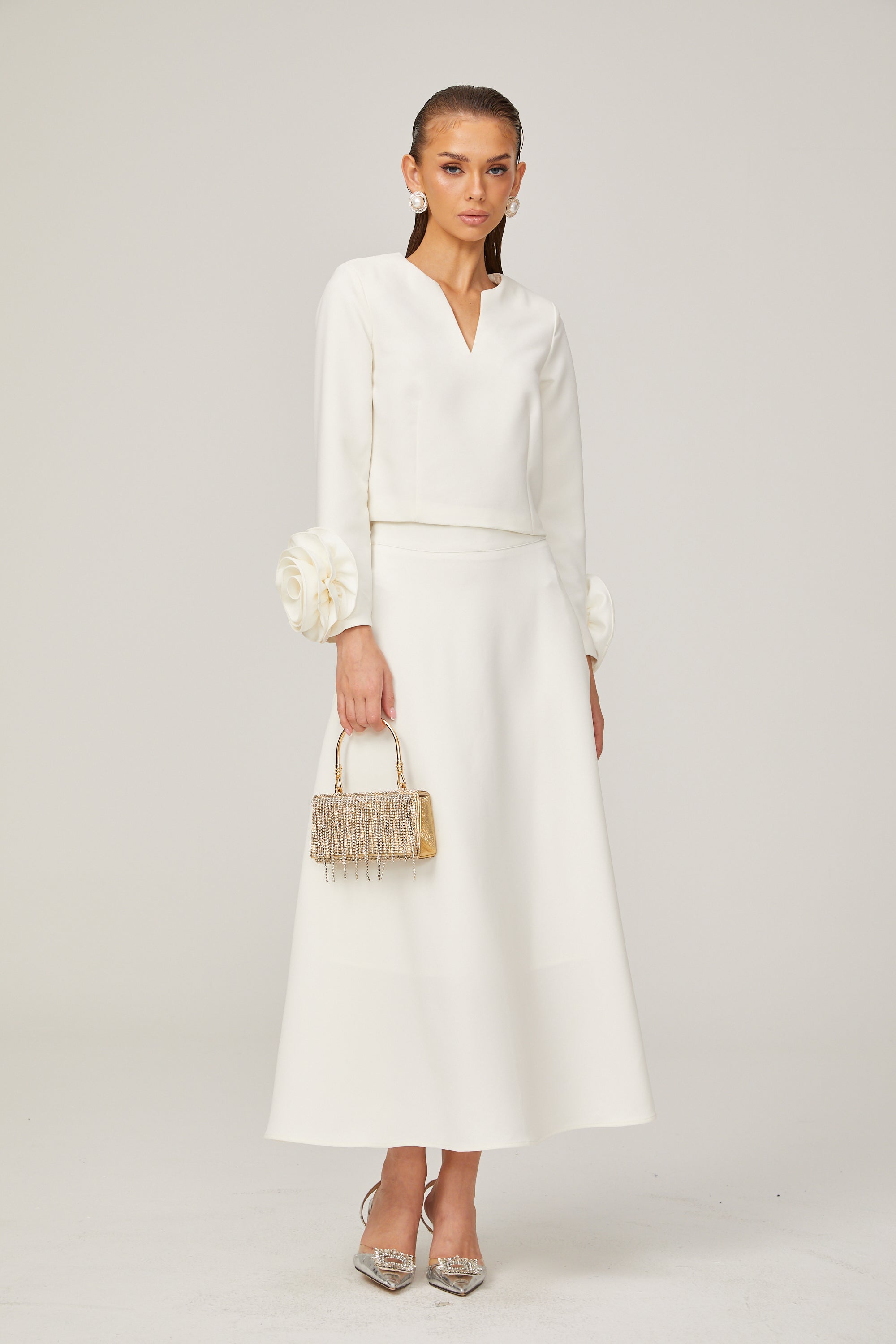 طقم هيلير المكون من بلوزة وتنورة متناسقة ثلاثية الأبعاد باللون الأبيض