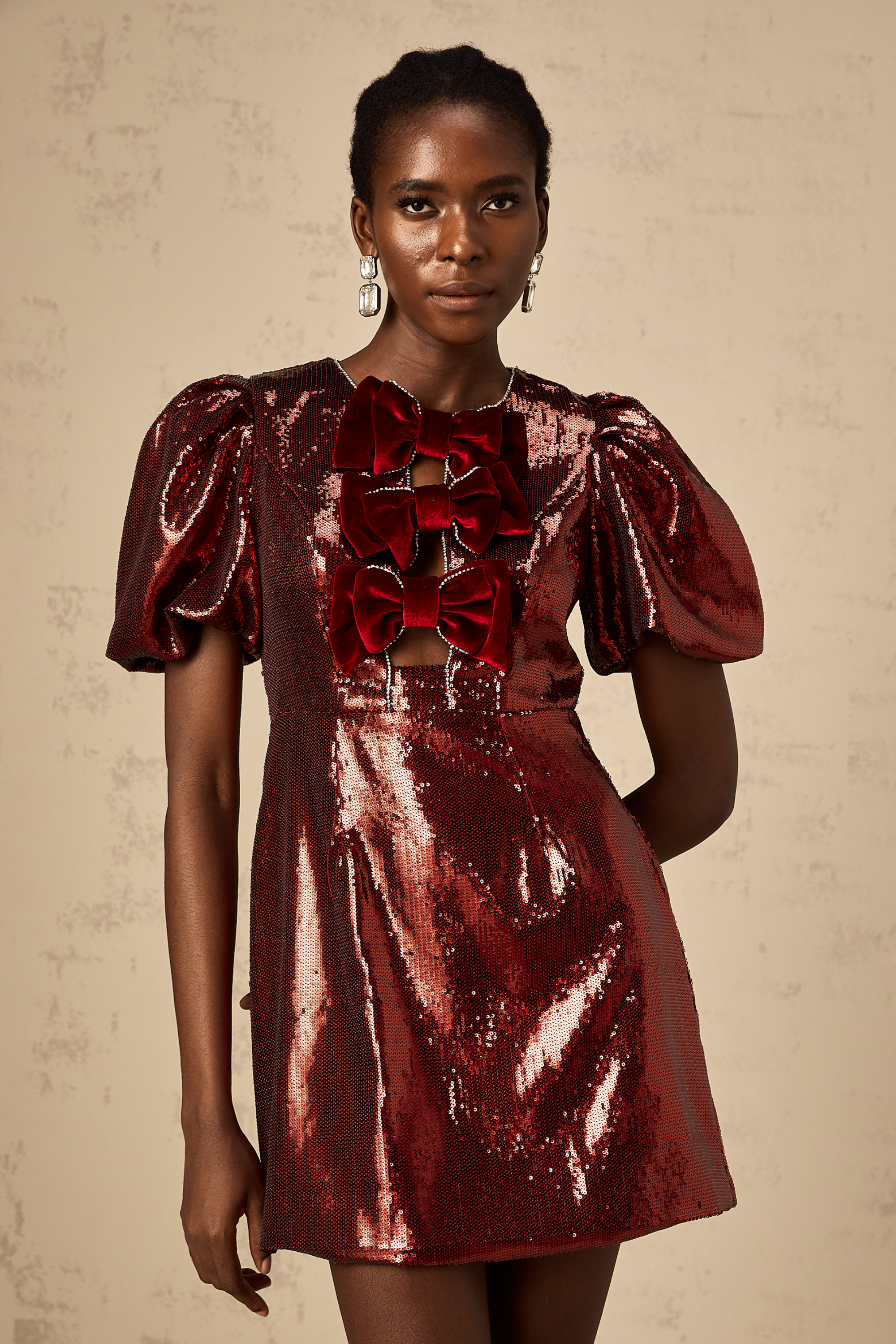 فستان قصير أحمر من Louise مزين برباط على شكل عقدة وقماش لامع (بيع نهائي - الولايات المتحدة فقط)