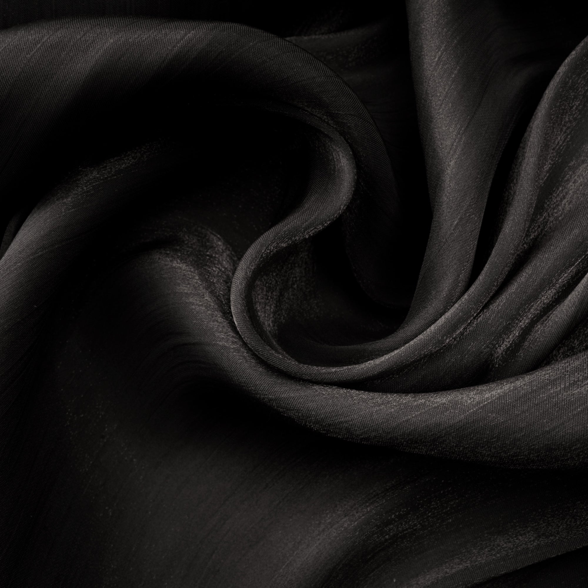 Mila – Plissiertes Maxikleid aus Satin in Schwarz