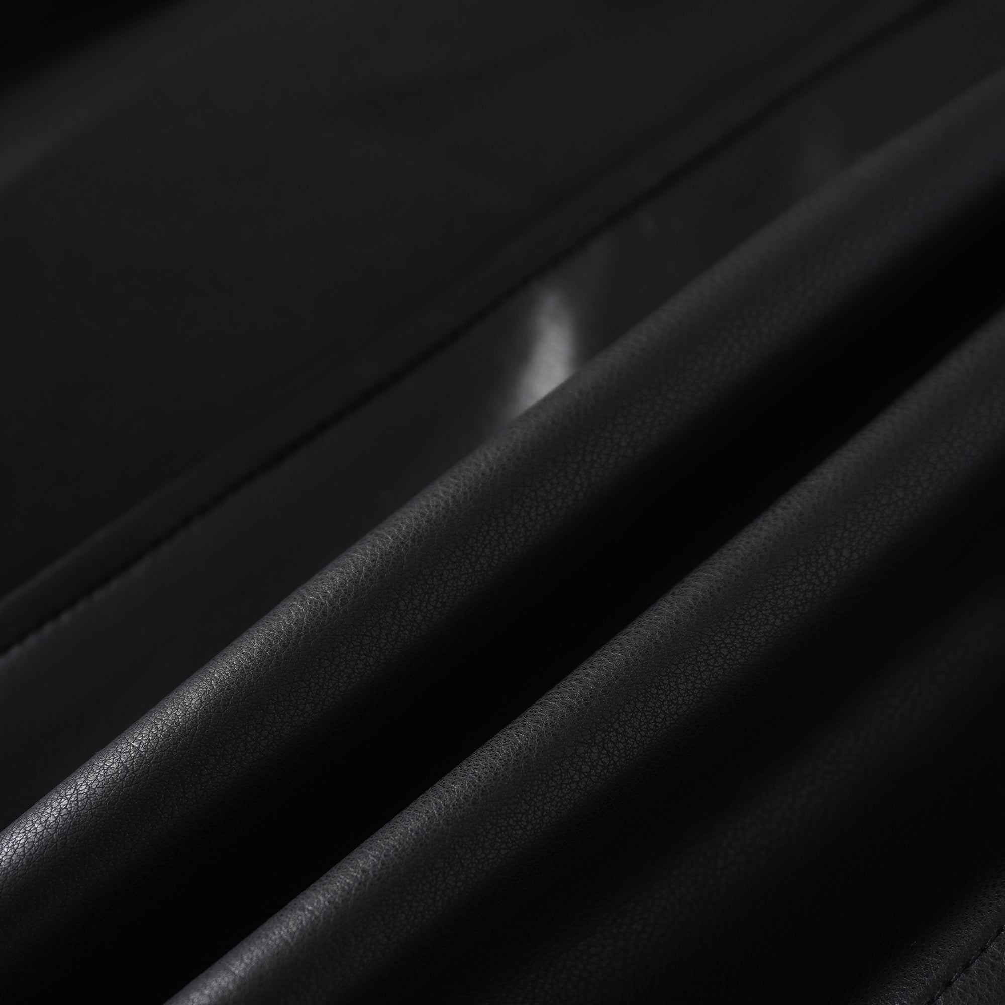 Amarante Schwarzes, zweireihiges Mini-Kleid aus Leder