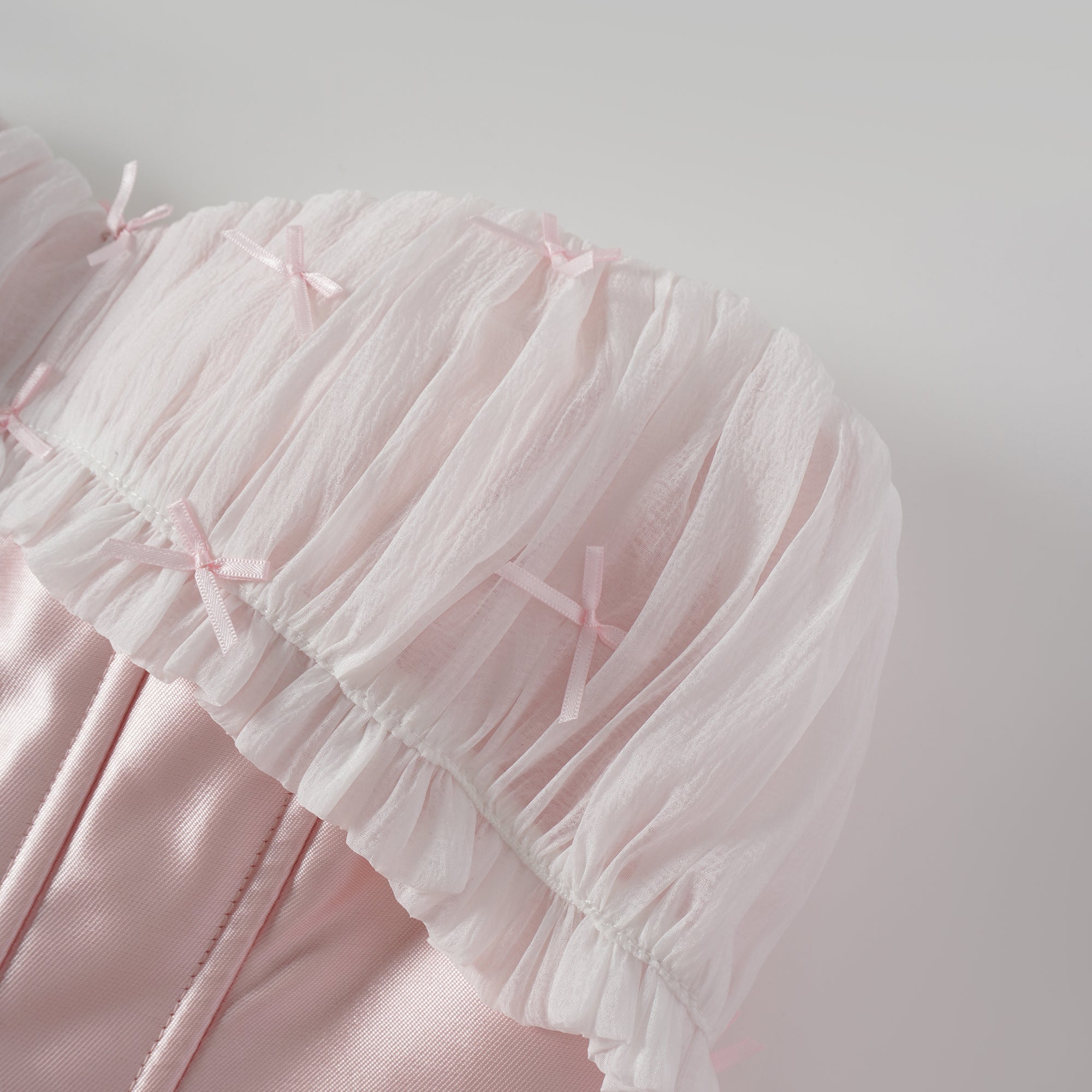 فستان لورين الوردي القصير من الساتان المكشكش