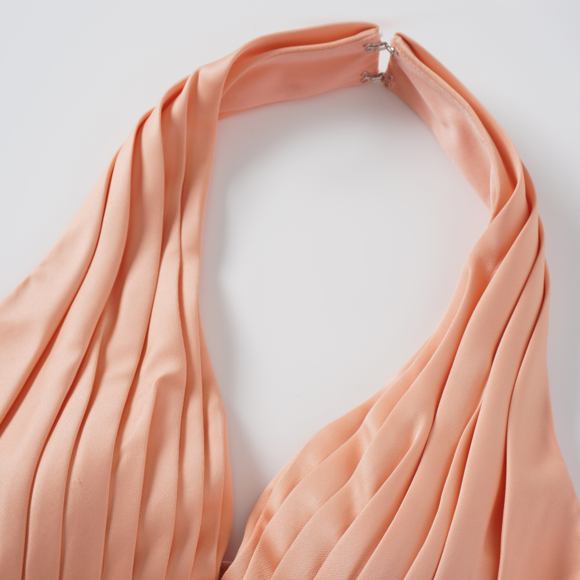 فستان أورلي أورانج ماكسي ذو فتحة الرقبة على شكل حرف V بتصميم حورية البحر