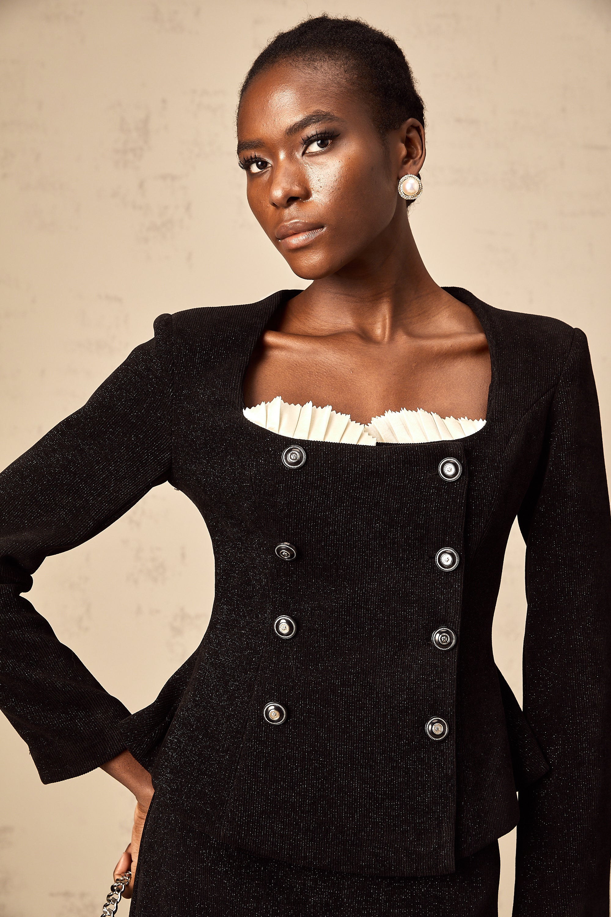 طقم تنورة وقميص من قماش مخملي أسود من Hilaire