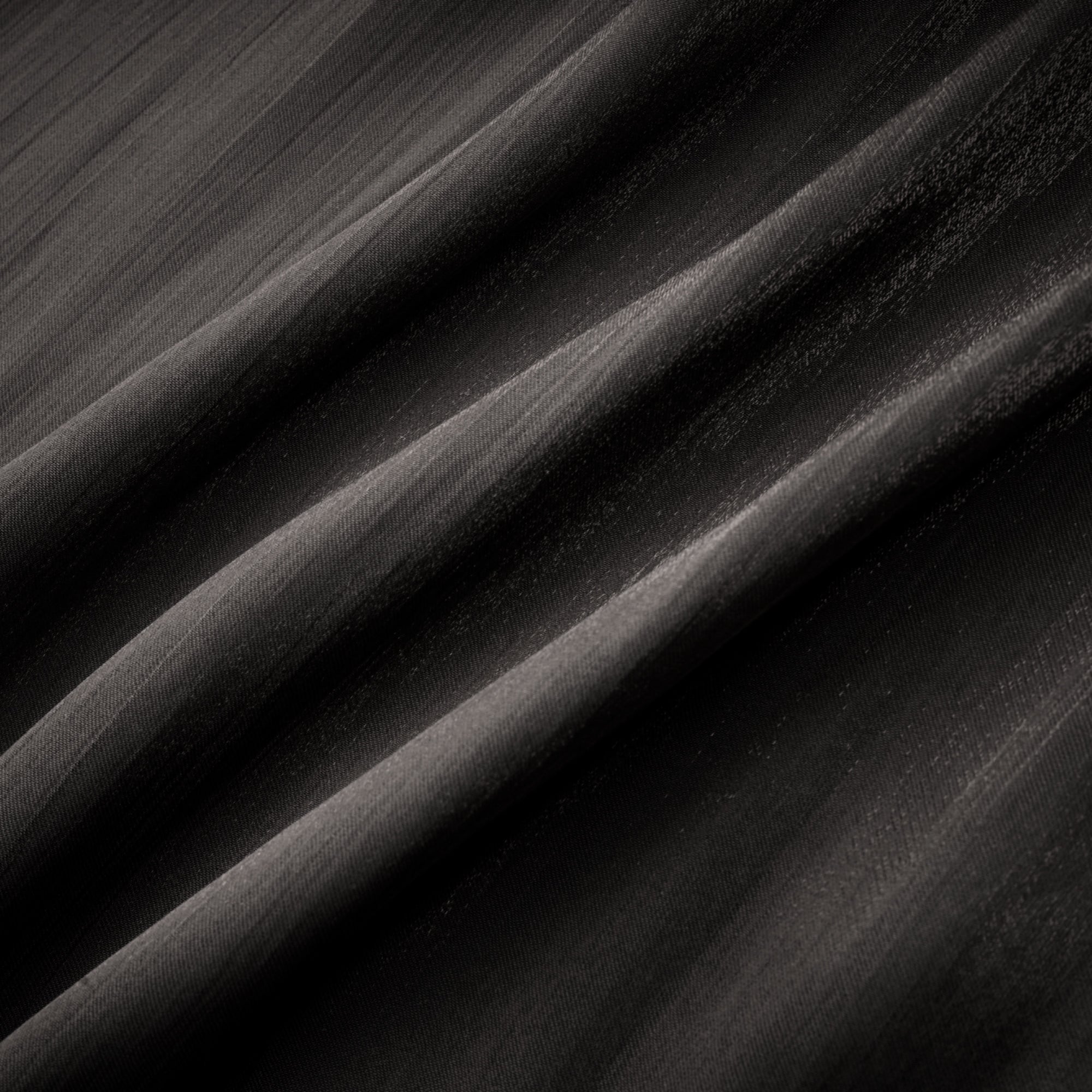 Mila – Plissiertes Maxikleid aus Satin in Schwarz