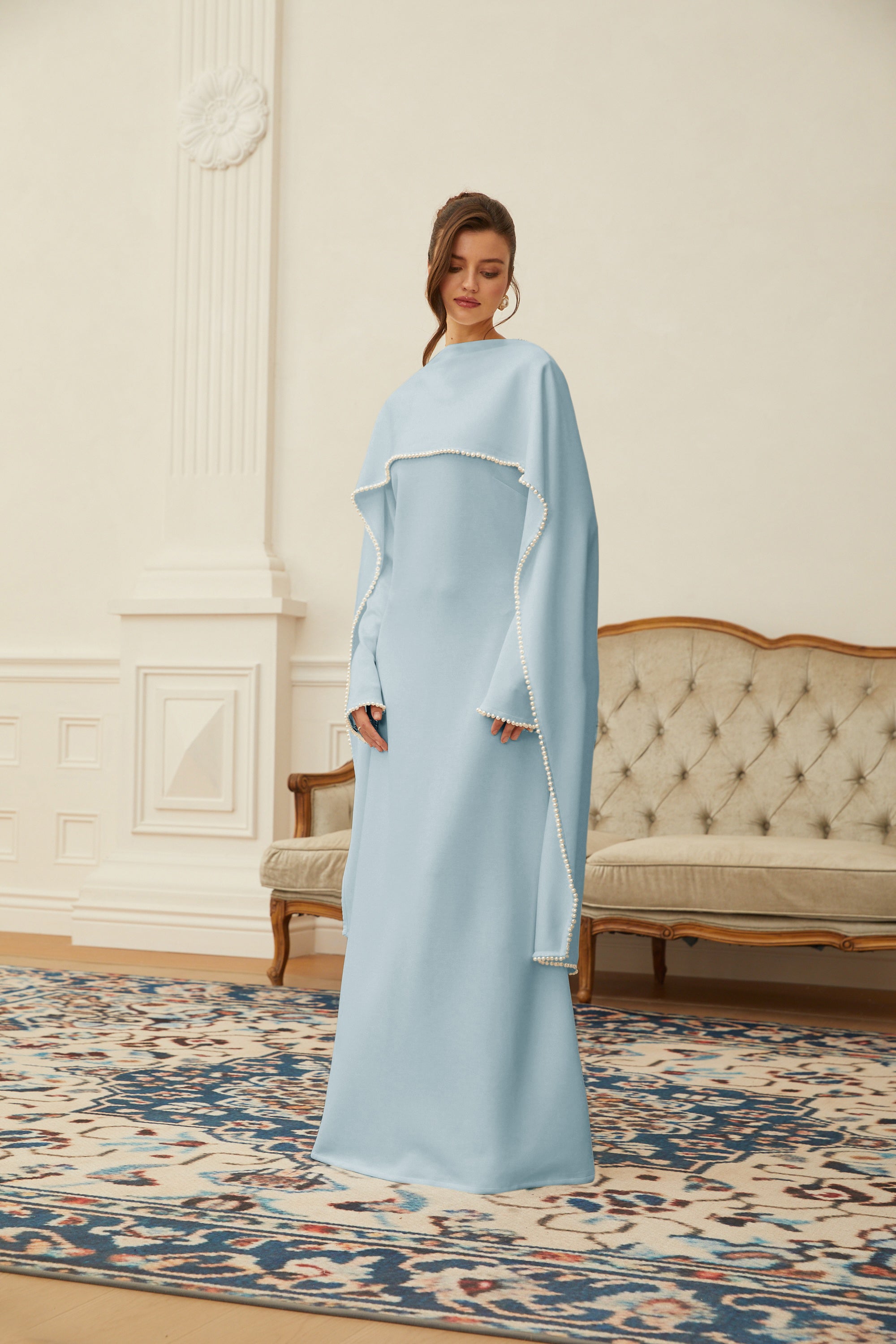 Piroska Maxikleid mit blauer Perlenbesatz-Stola