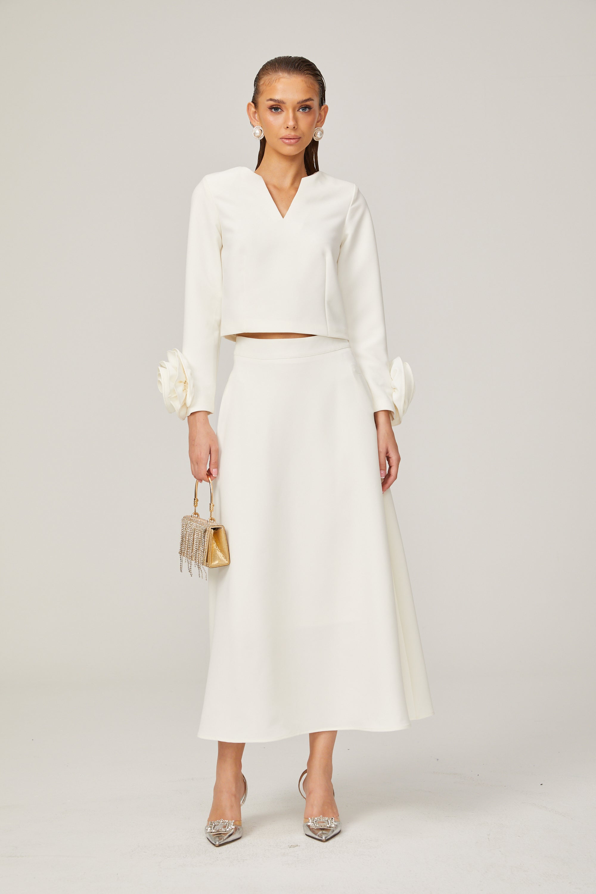 طقم هيلير المكون من بلوزة وتنورة متناسقة ثلاثية الأبعاد باللون الأبيض