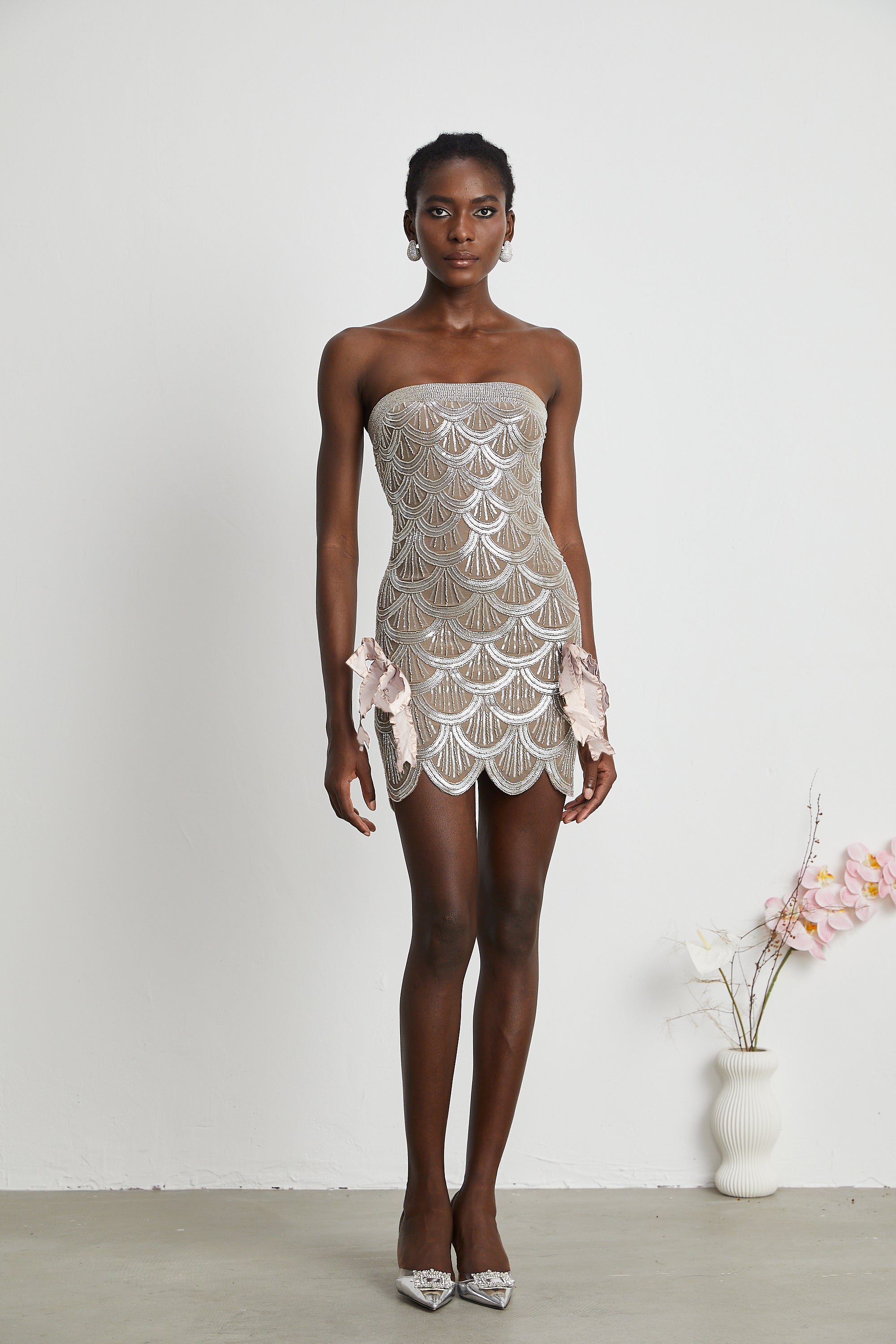 فستان أستريد البني المزين القصير