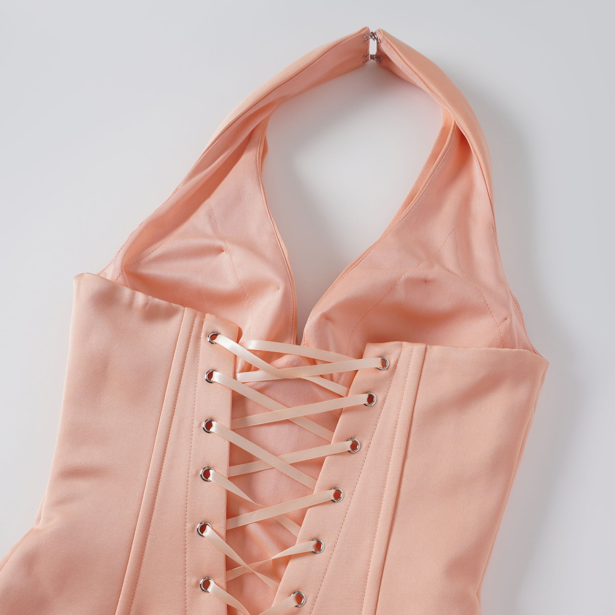 فستان أورلي أورانج ماكسي ذو فتحة الرقبة على شكل حرف V بتصميم حورية البحر