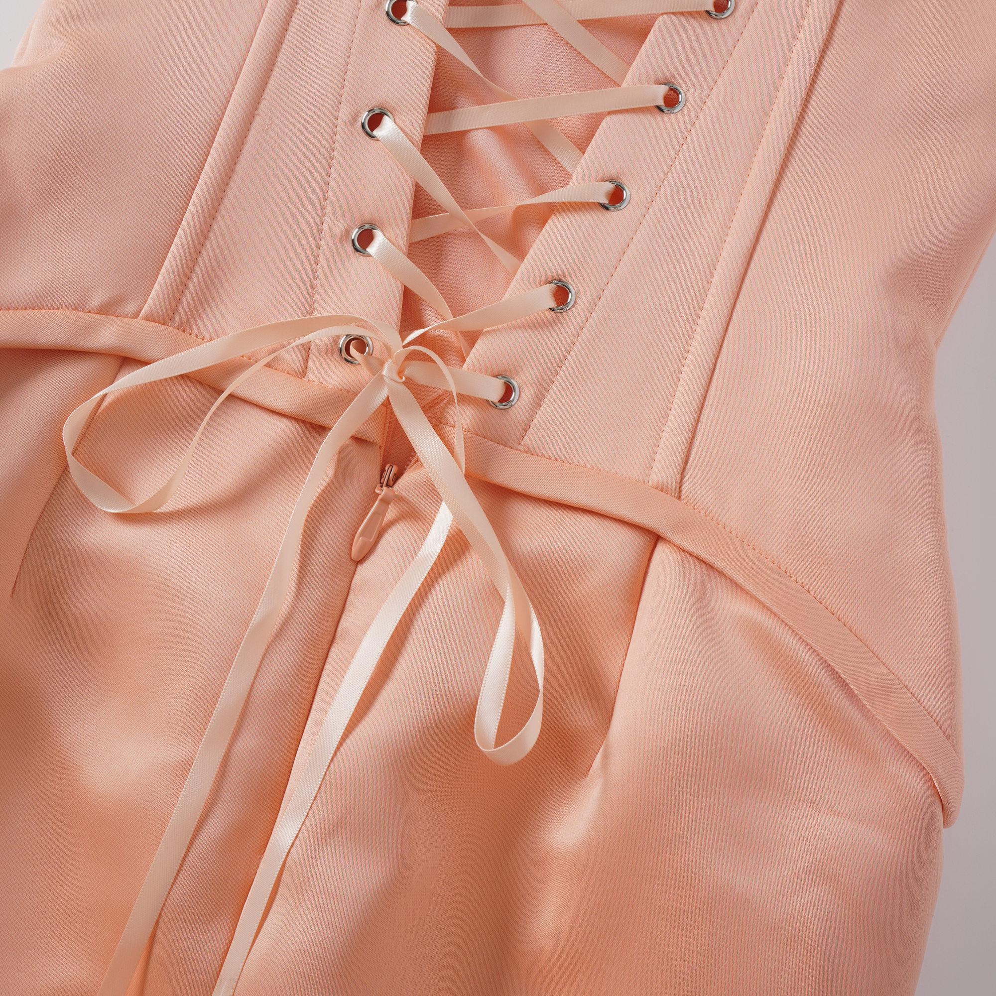 فستان أورلي أورانج ماكسي ذو فتحة الرقبة على شكل حرف V بتصميم حورية البحر