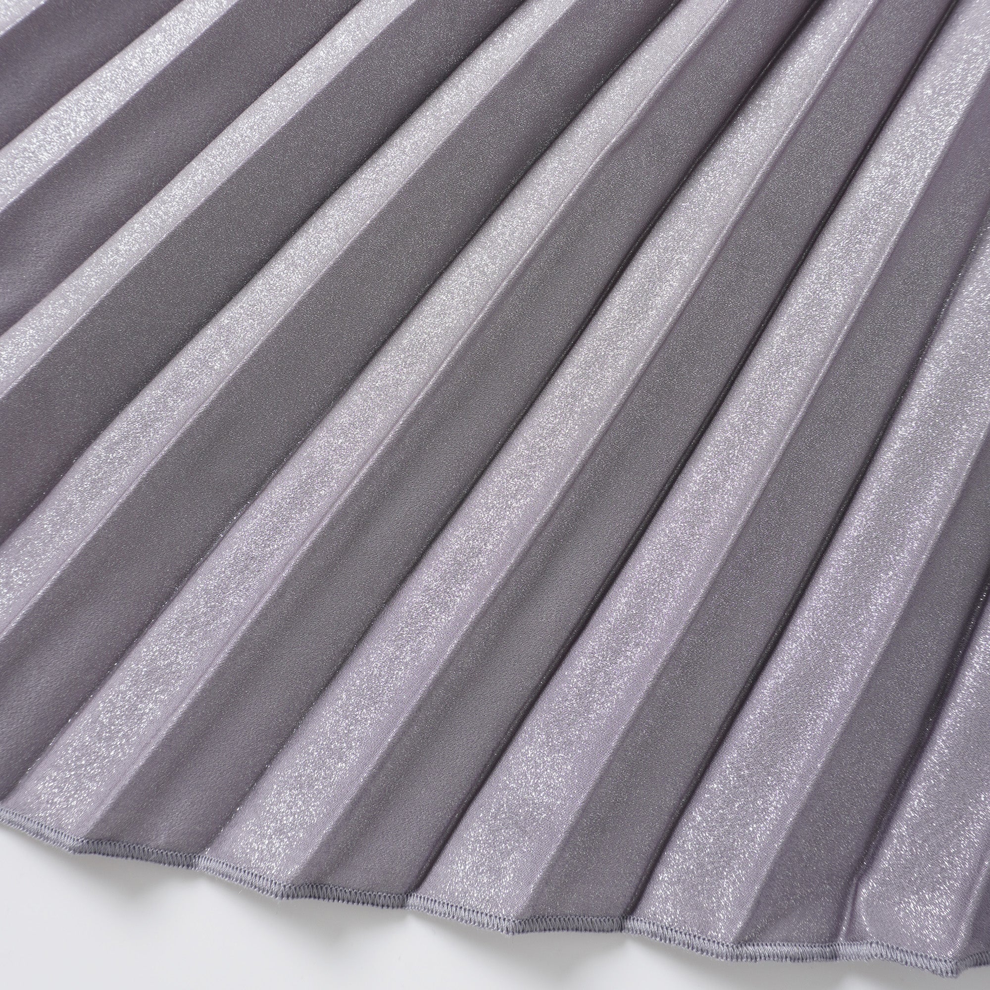 فستان ماكسي ساتان أرجواني مطوي بالكامل