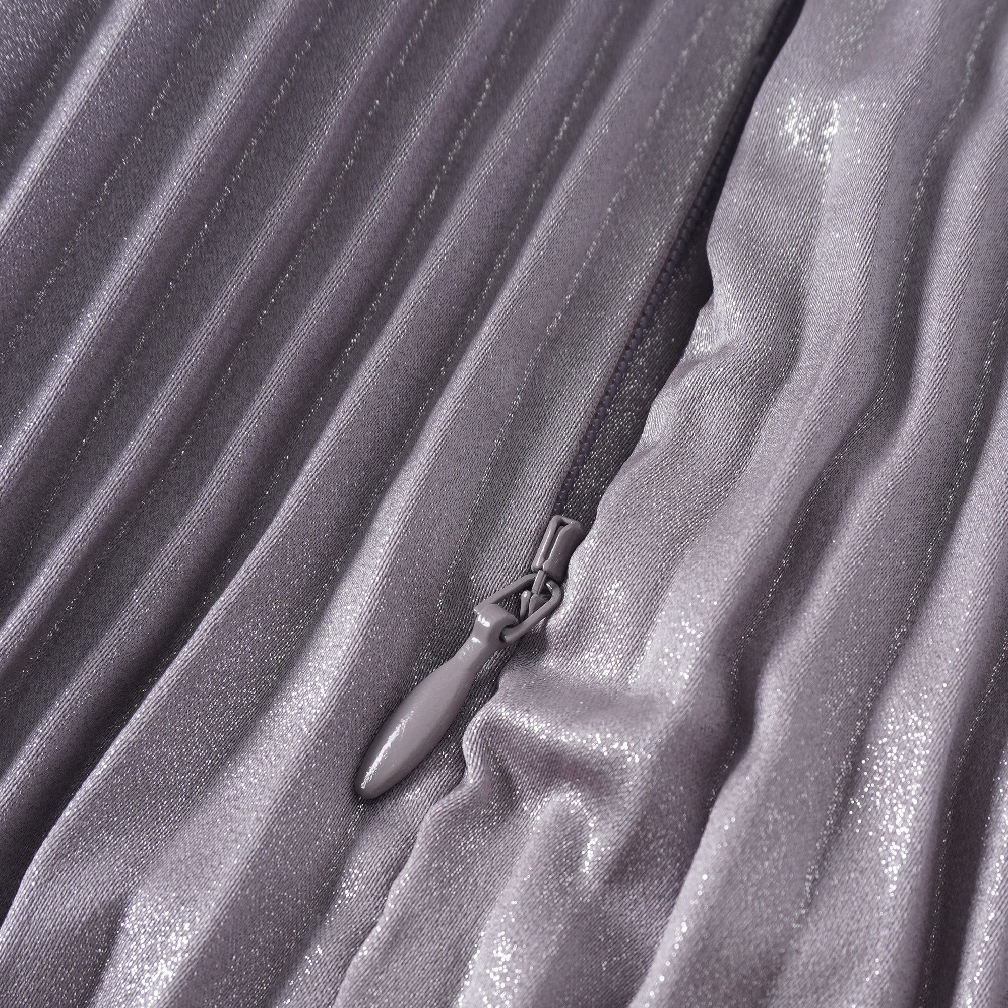 فستان ماكسي ساتان أرجواني مطوي بالكامل