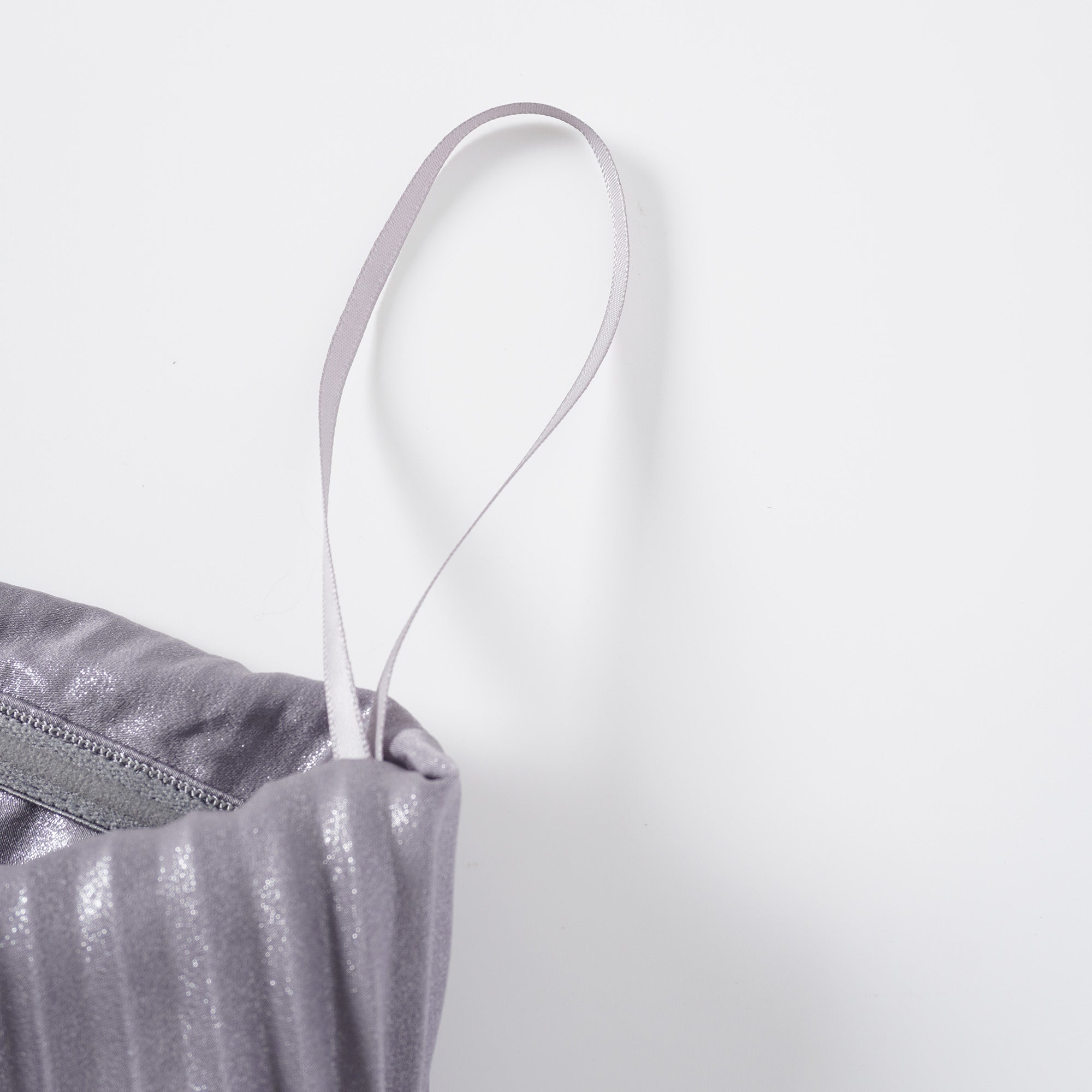 فستان ماكسي ساتان أرجواني مطوي بالكامل