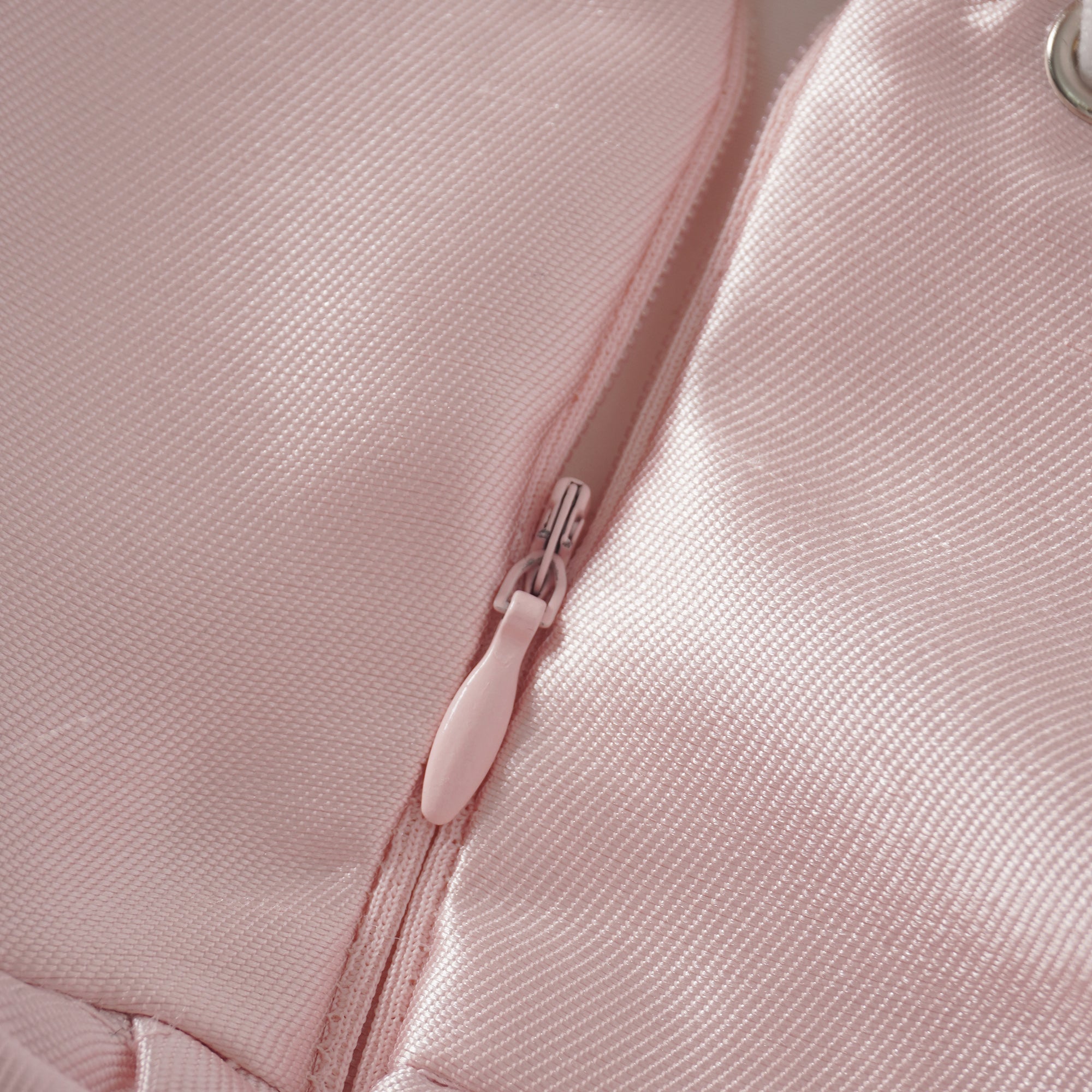 فستان لورين الوردي القصير من الساتان المكشكش