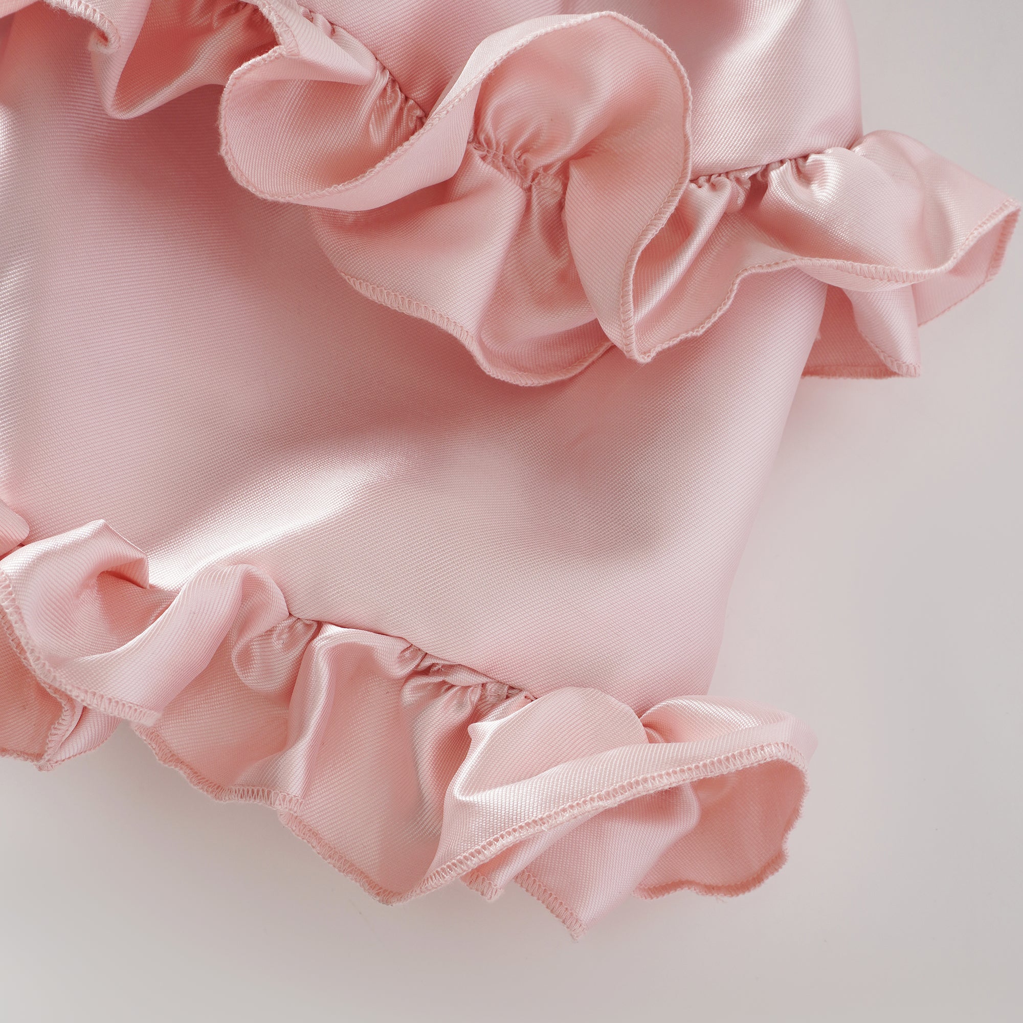 فستان لورين الوردي القصير من الساتان المكشكش