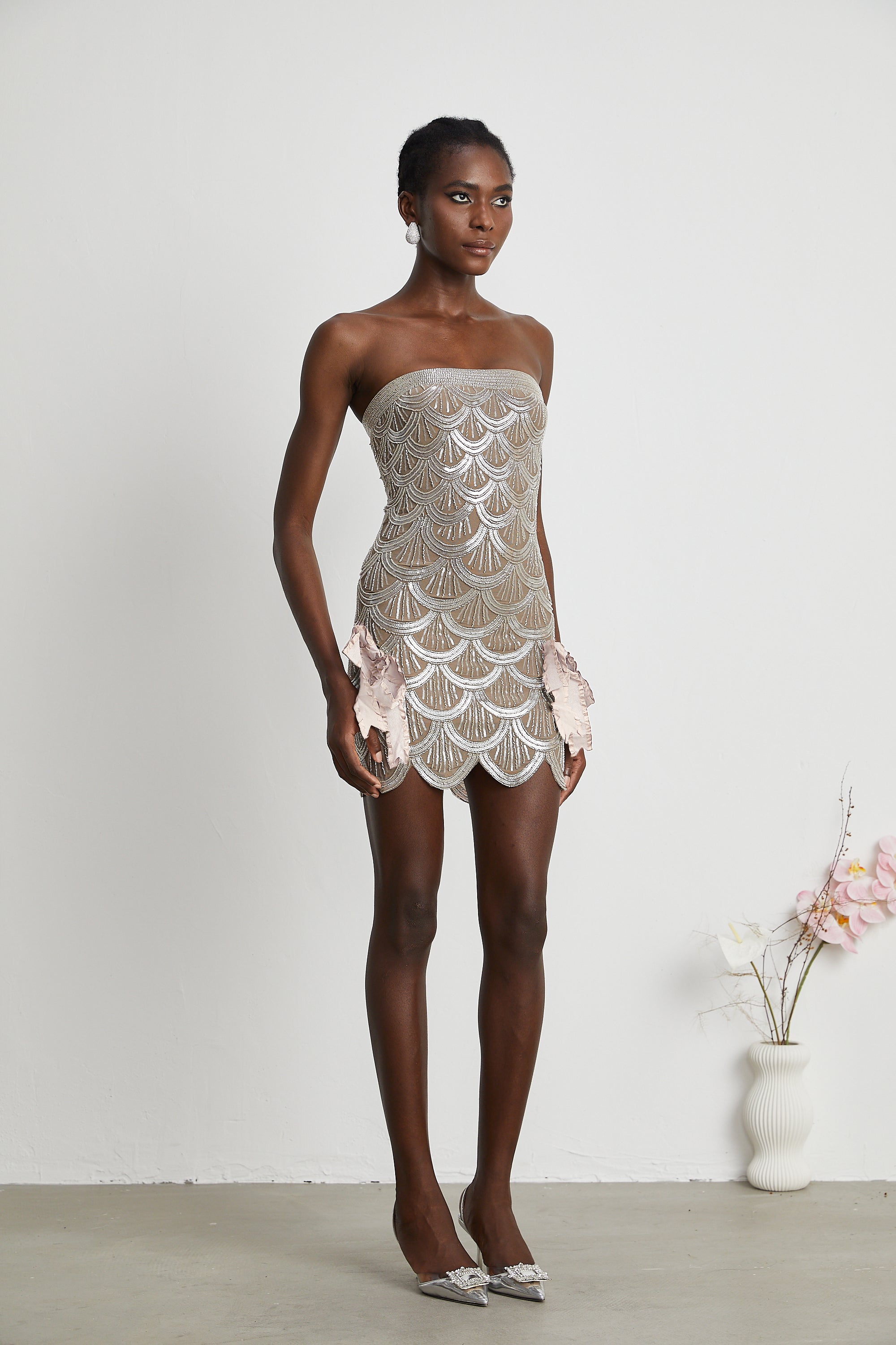 فستان أستريد البني المزين القصير