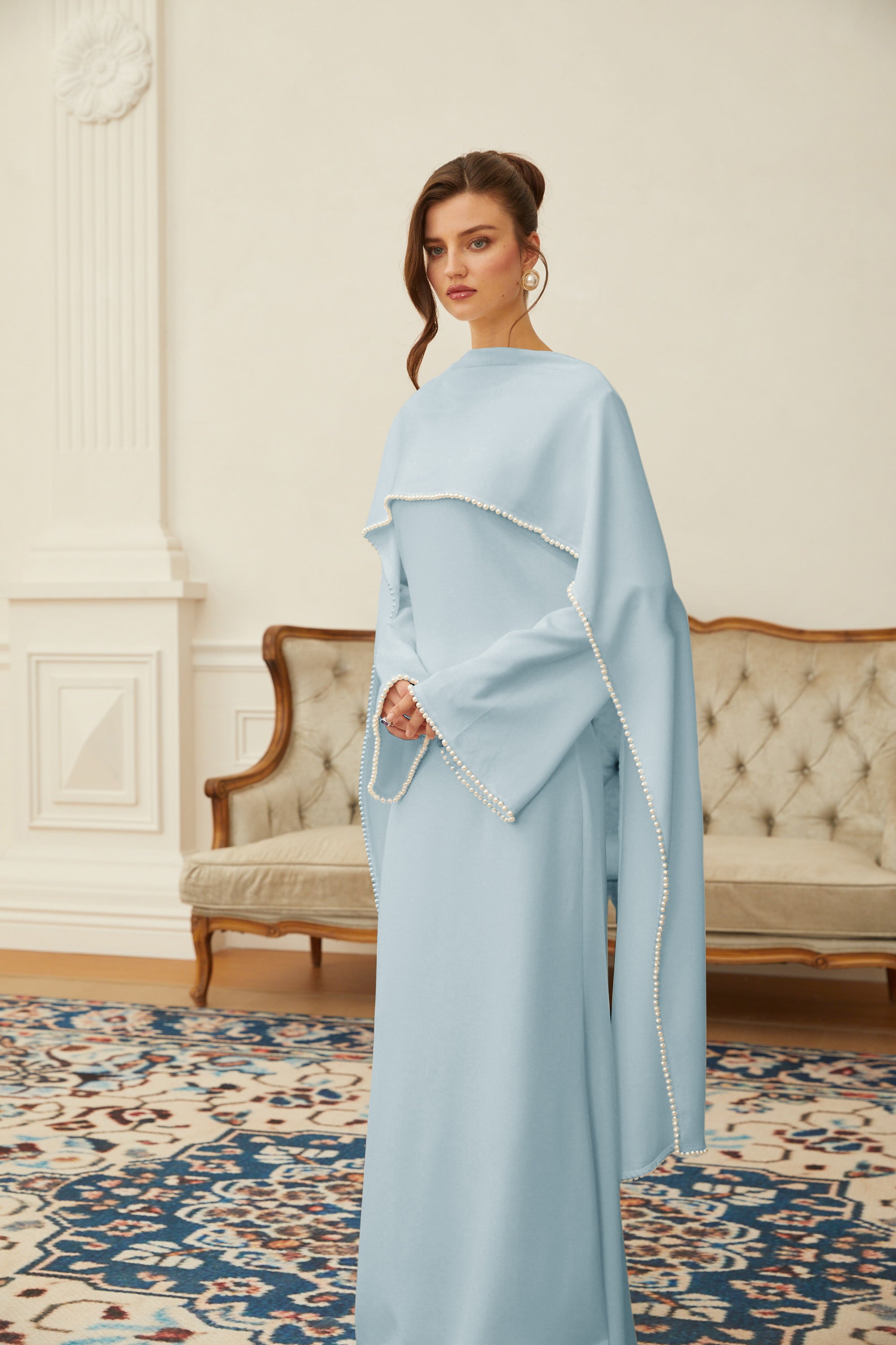 Piroska Maxikleid mit blauer Perlenbesatz-Stola