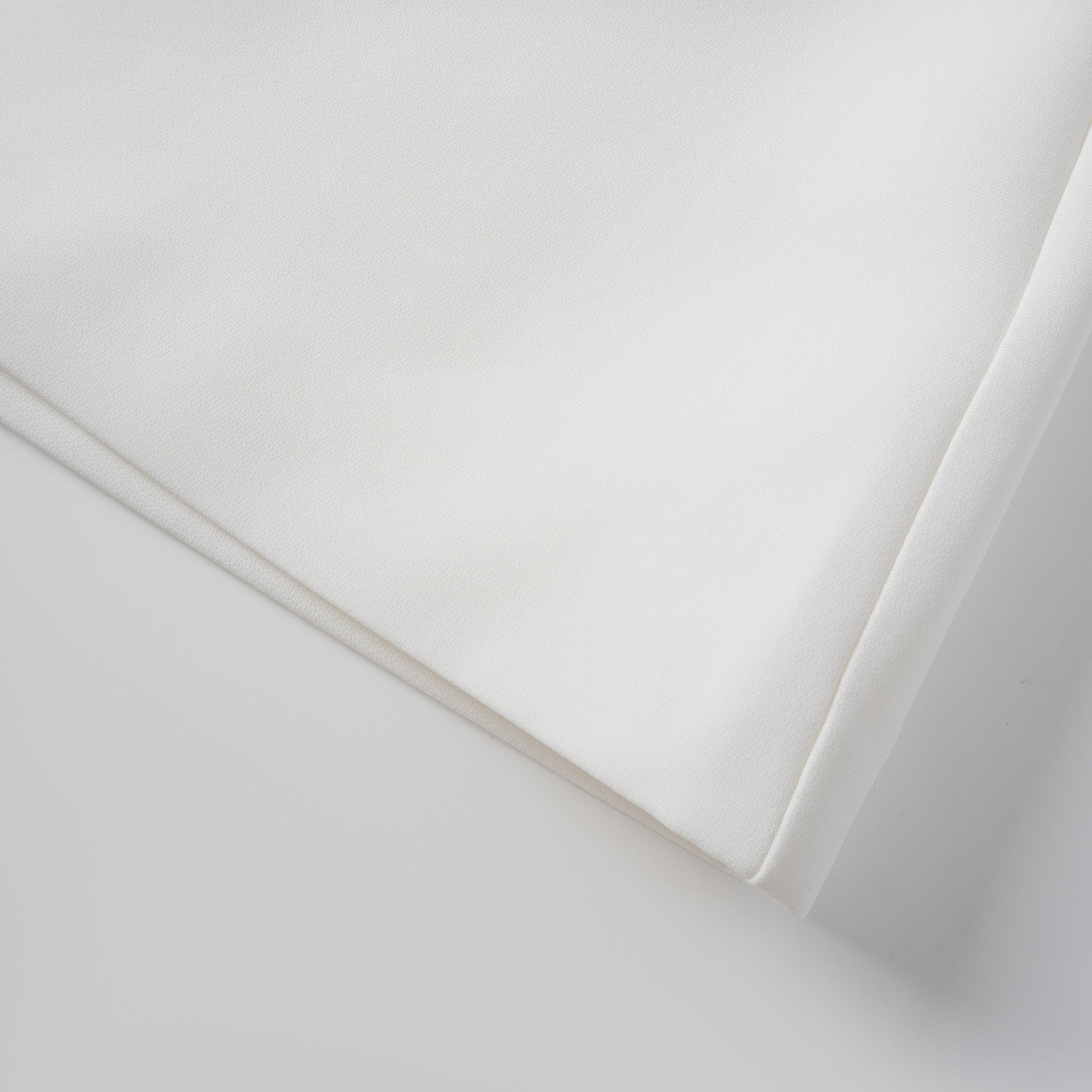 Adriana – Weißes Set aus Jacke und Rock im Barrel-Design