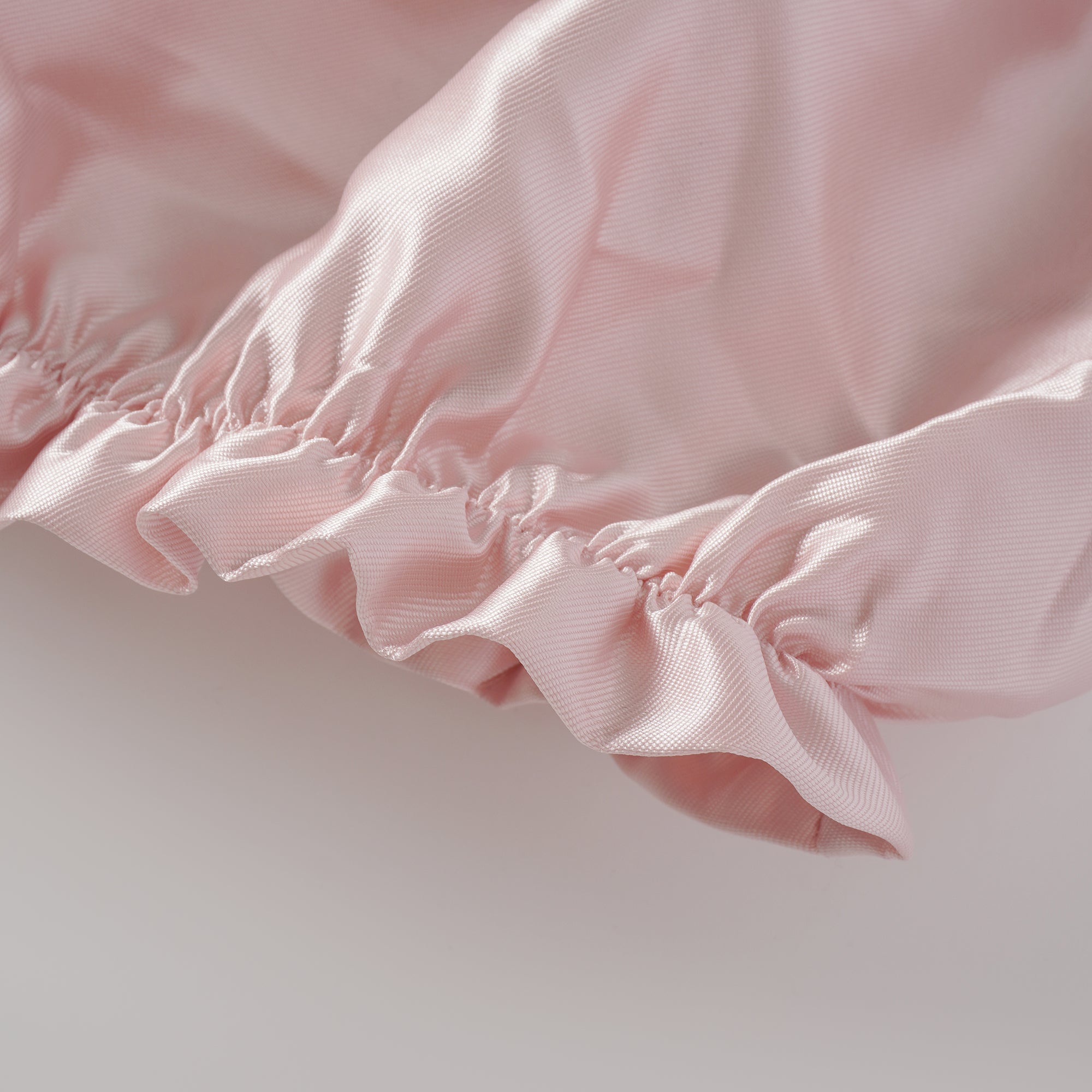 فستان لورين الوردي القصير من الساتان المكشكش