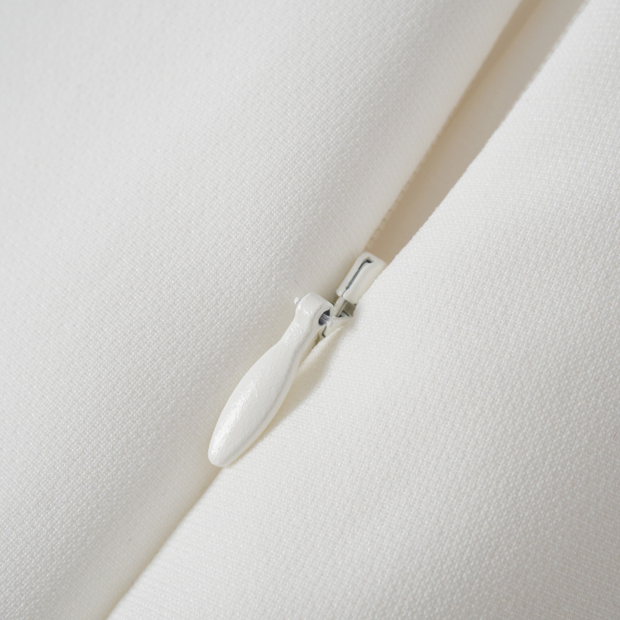 Adriana Weißes Set aus Jacke und Rock im Barrel-Design