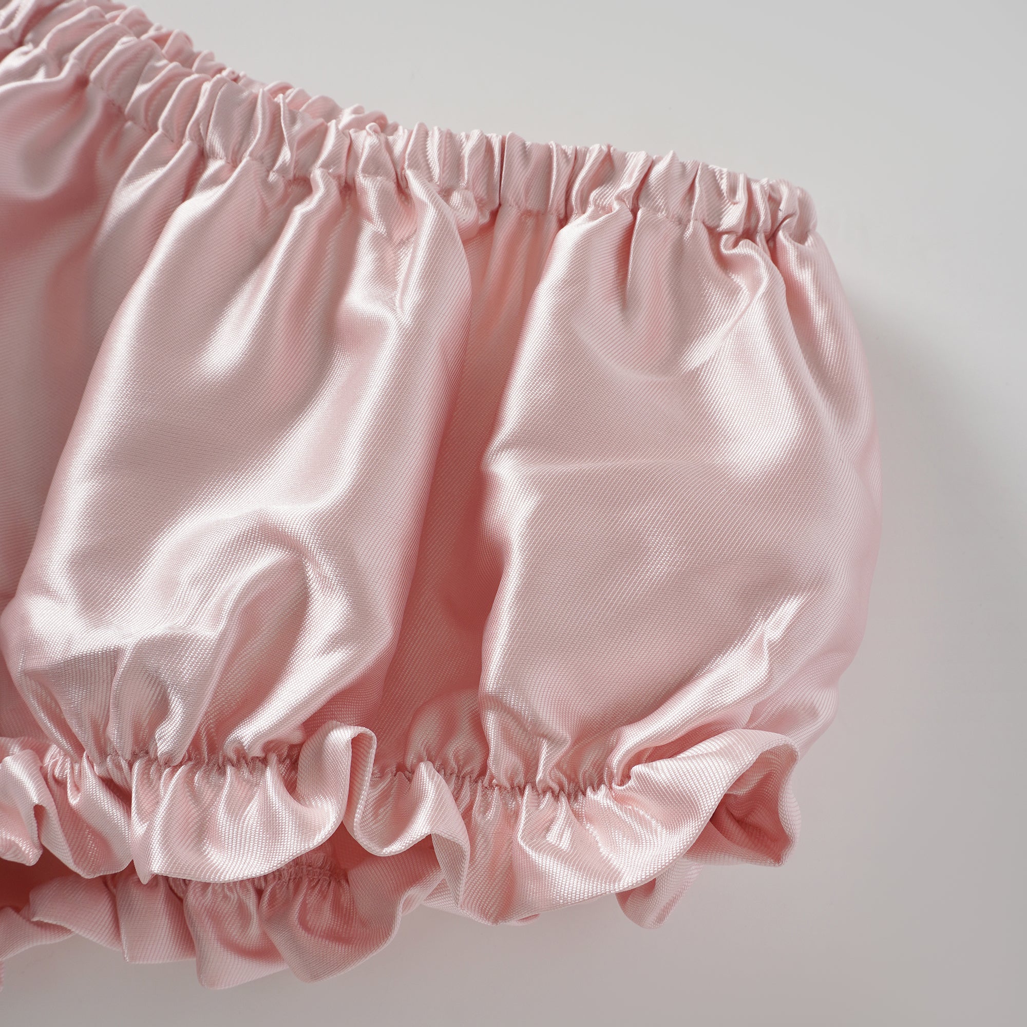 فستان لورين الوردي القصير من الساتان المكشكش