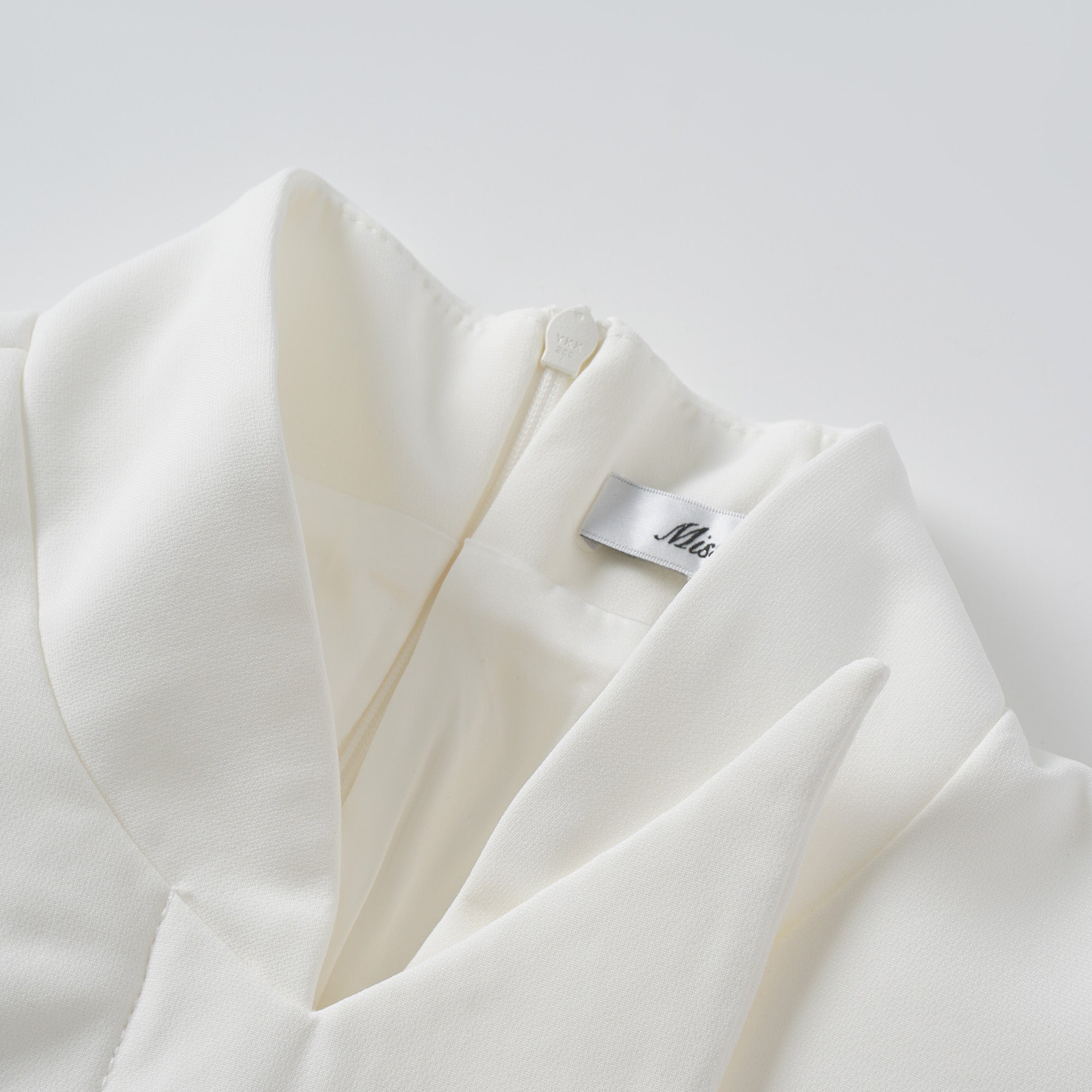 Adriana – Weißes Set aus Jacke und Rock im Barrel-Design