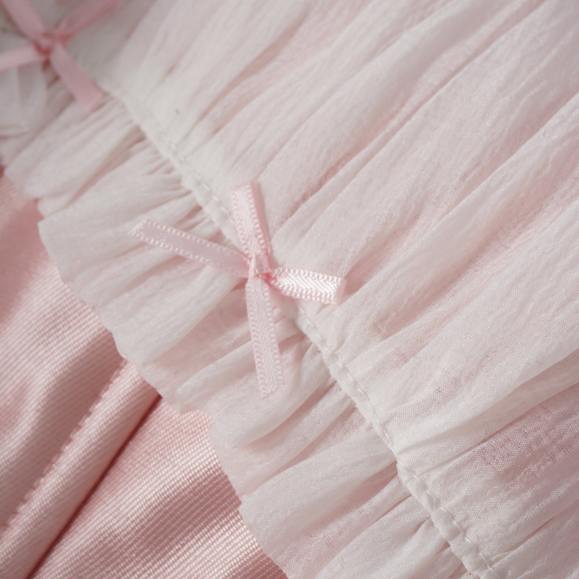 فستان لورين الوردي القصير من الساتان المكشكش