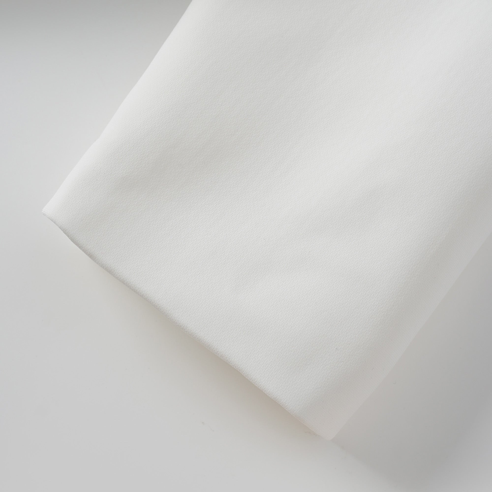 Adriana – Weißes Set aus Jacke und Rock im Barrel-Design