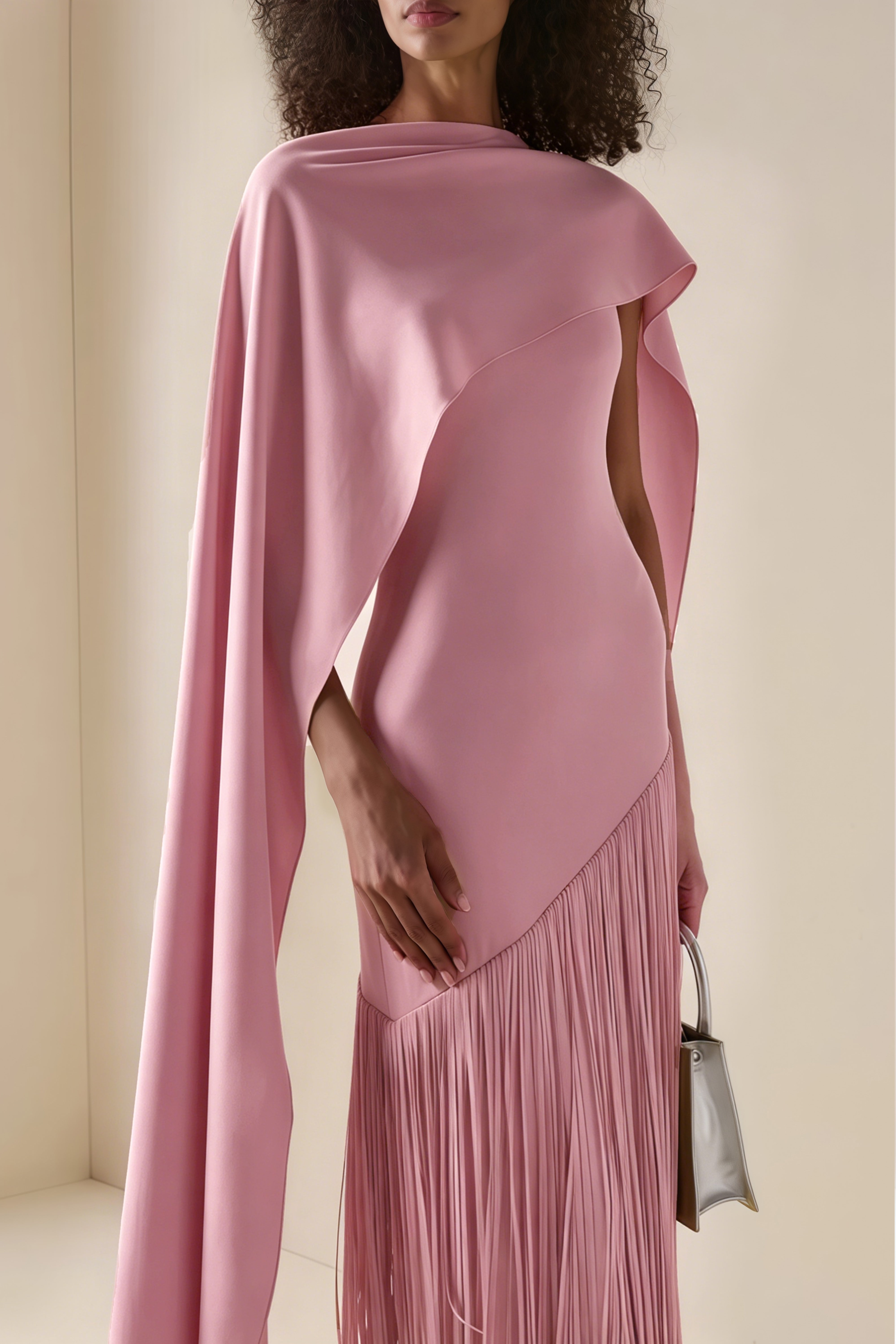 فستان ماكسي من كايتانا باللون الوردي مع حواف مزينة بشراشيب وتصميم يشبه الرداء