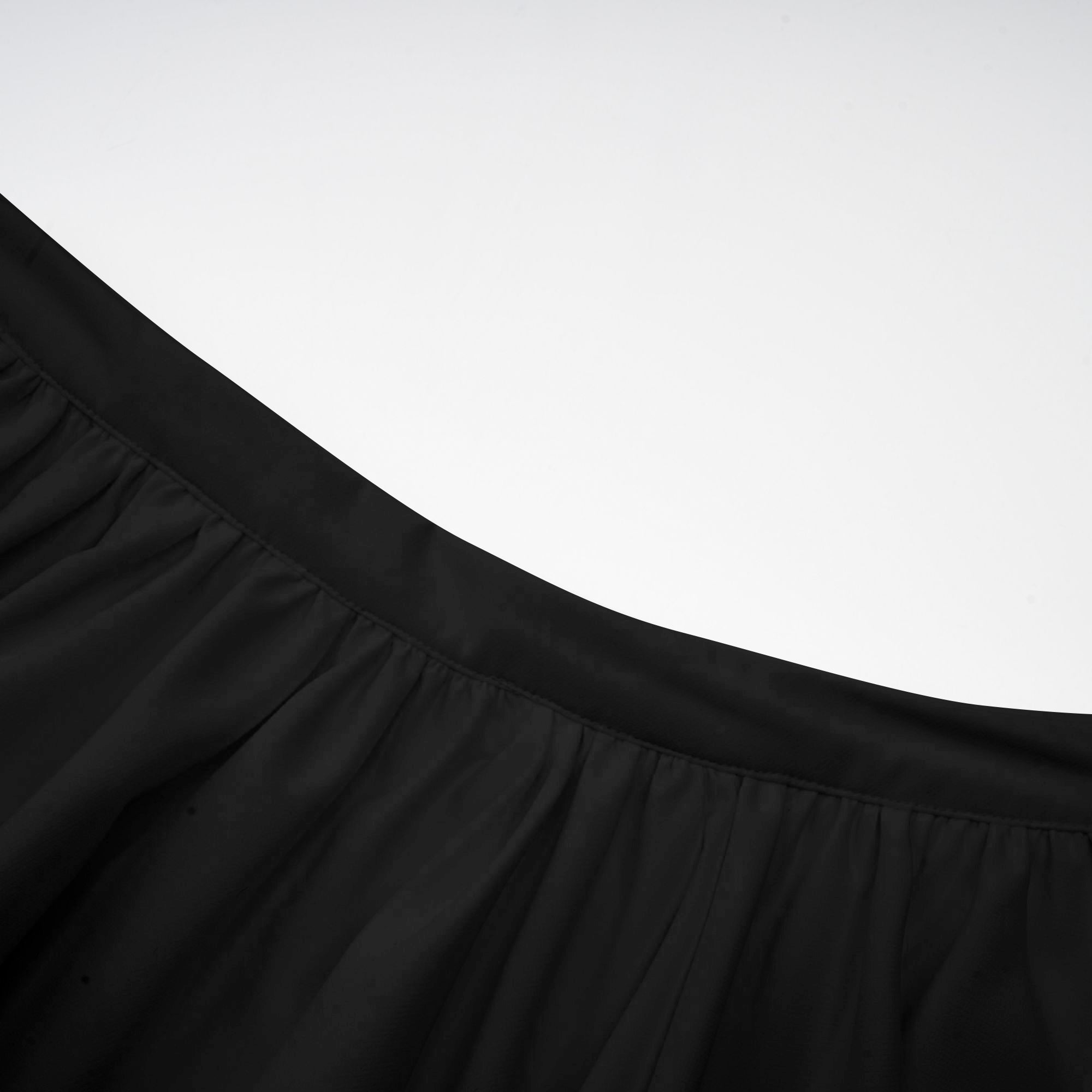 طقم أندريا بلوزة وتنورة من التول غير المتماثل باللون الأسود