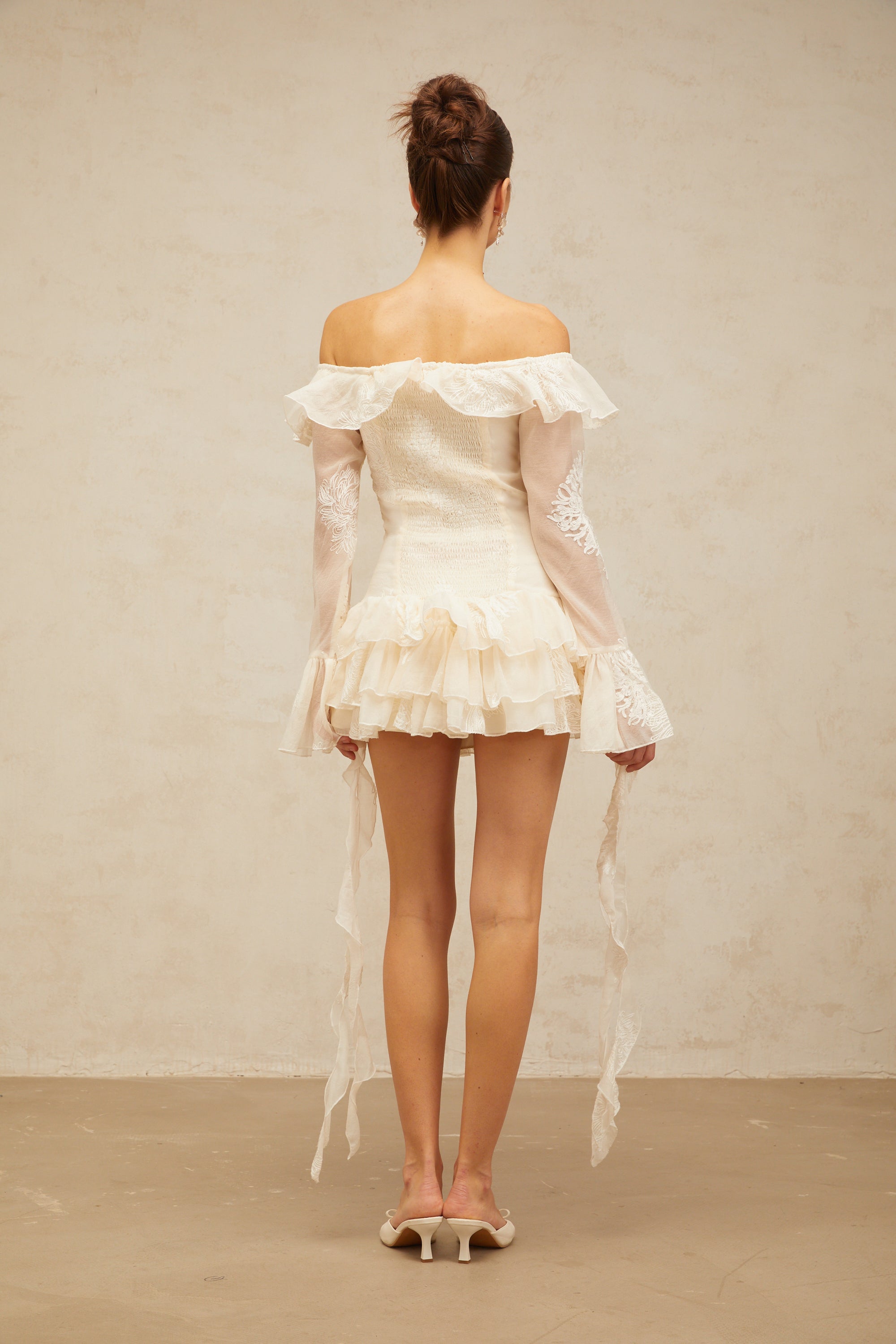 فستان قصير مطرز باللون الأبيض من تصميم Désirée