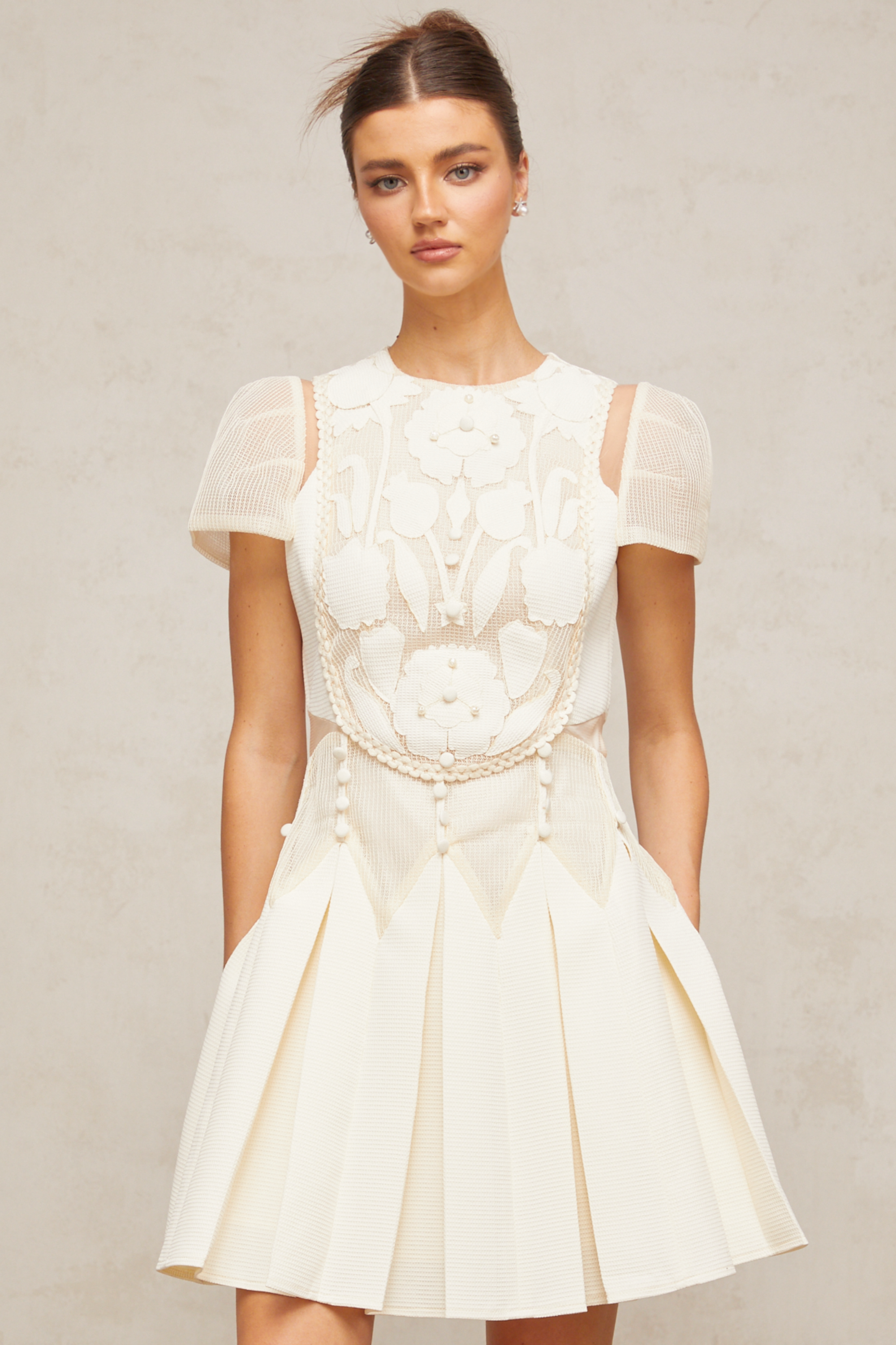 فستان مايل الأبيض القصير المطرز بالزهور