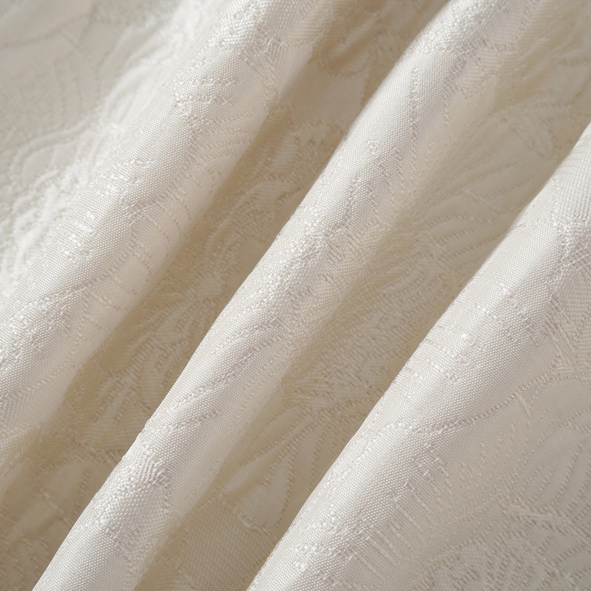 فستان ليا قصير من الكروشيه مزين بالزهور باللون الأبيض