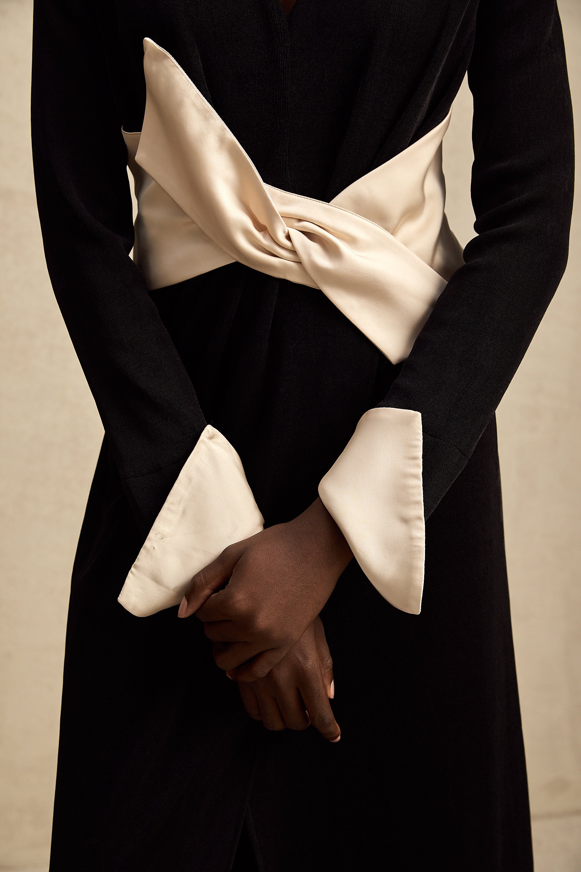 Karine contrast-color bowknot v-neck maxi dress