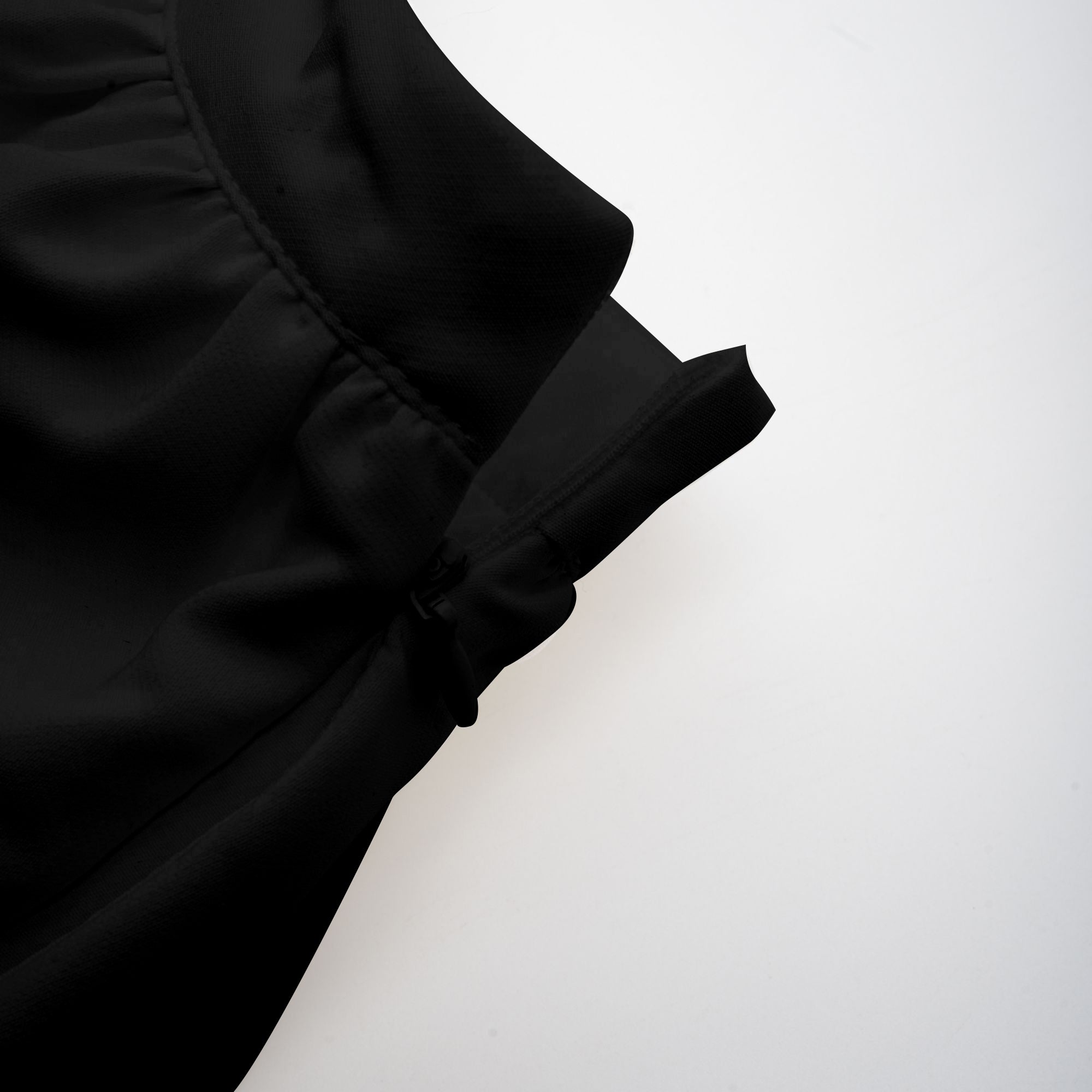 طقم أندريا بلوزة وتنورة من التول غير المتماثل باللون الأسود