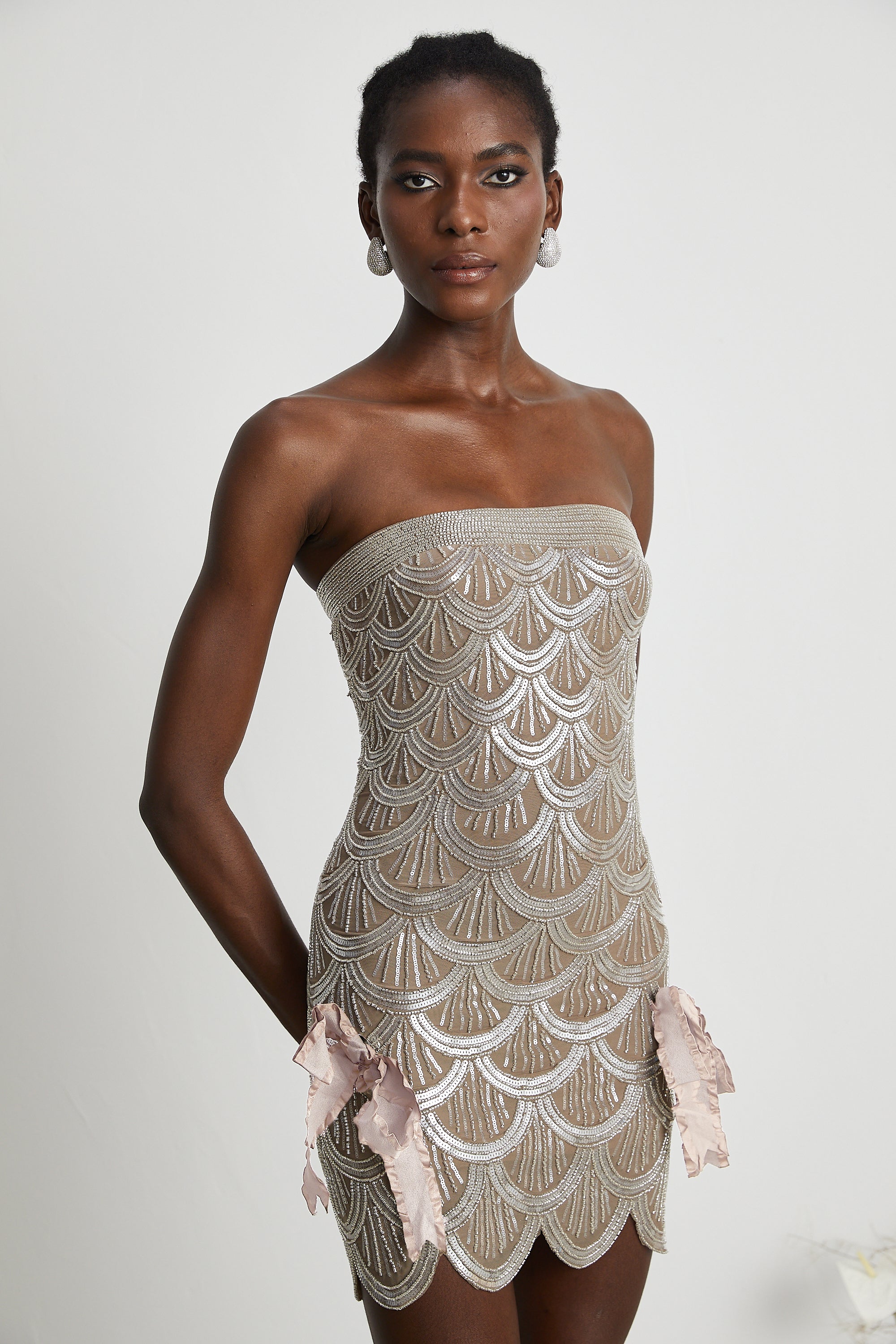 فستان أستريد البني المزين القصير