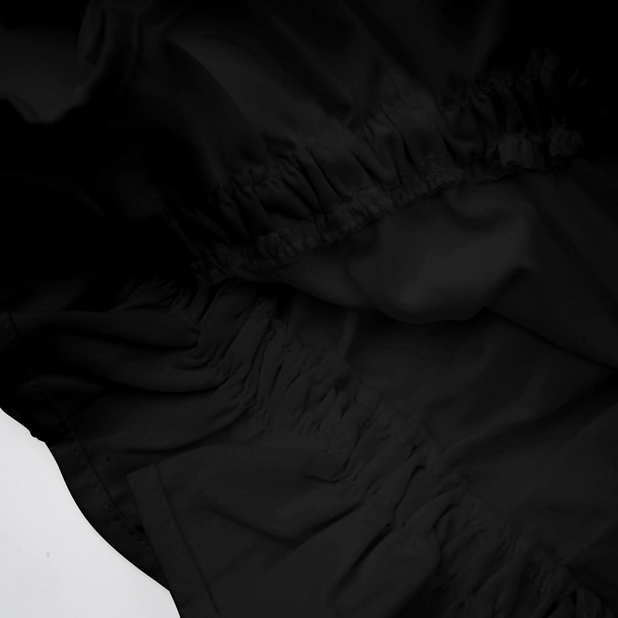 طقم أندريا بلوزة وتنورة من التول غير المتماثل باللون الأسود