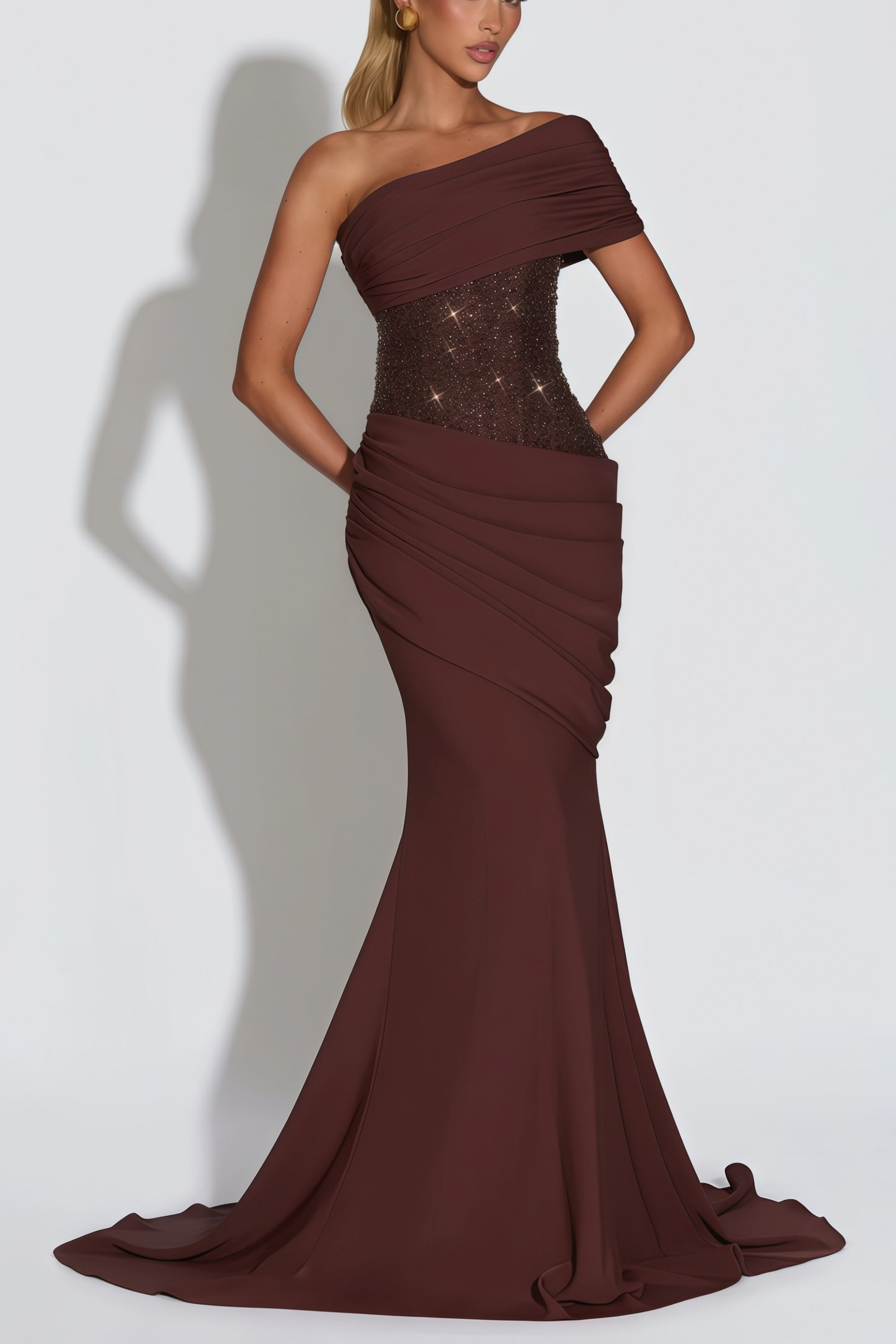 فستان غير متماثل باللون البني البرقوقي