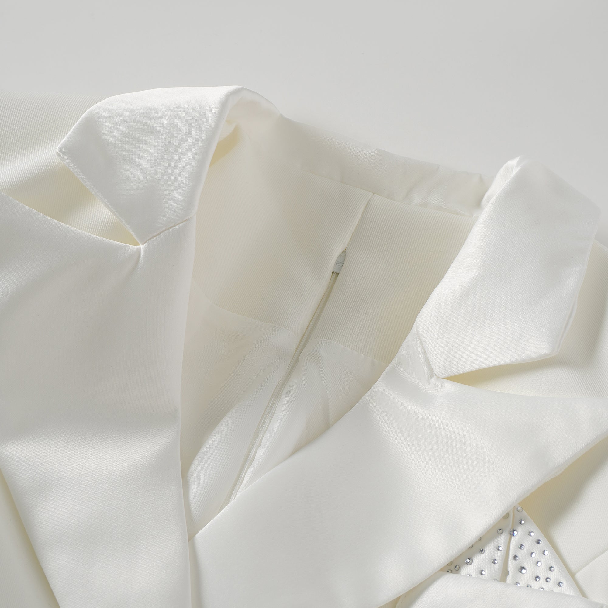 Inmaculada – Weißes Mini-Blazerkleid mit Stäbchen-Oberteil