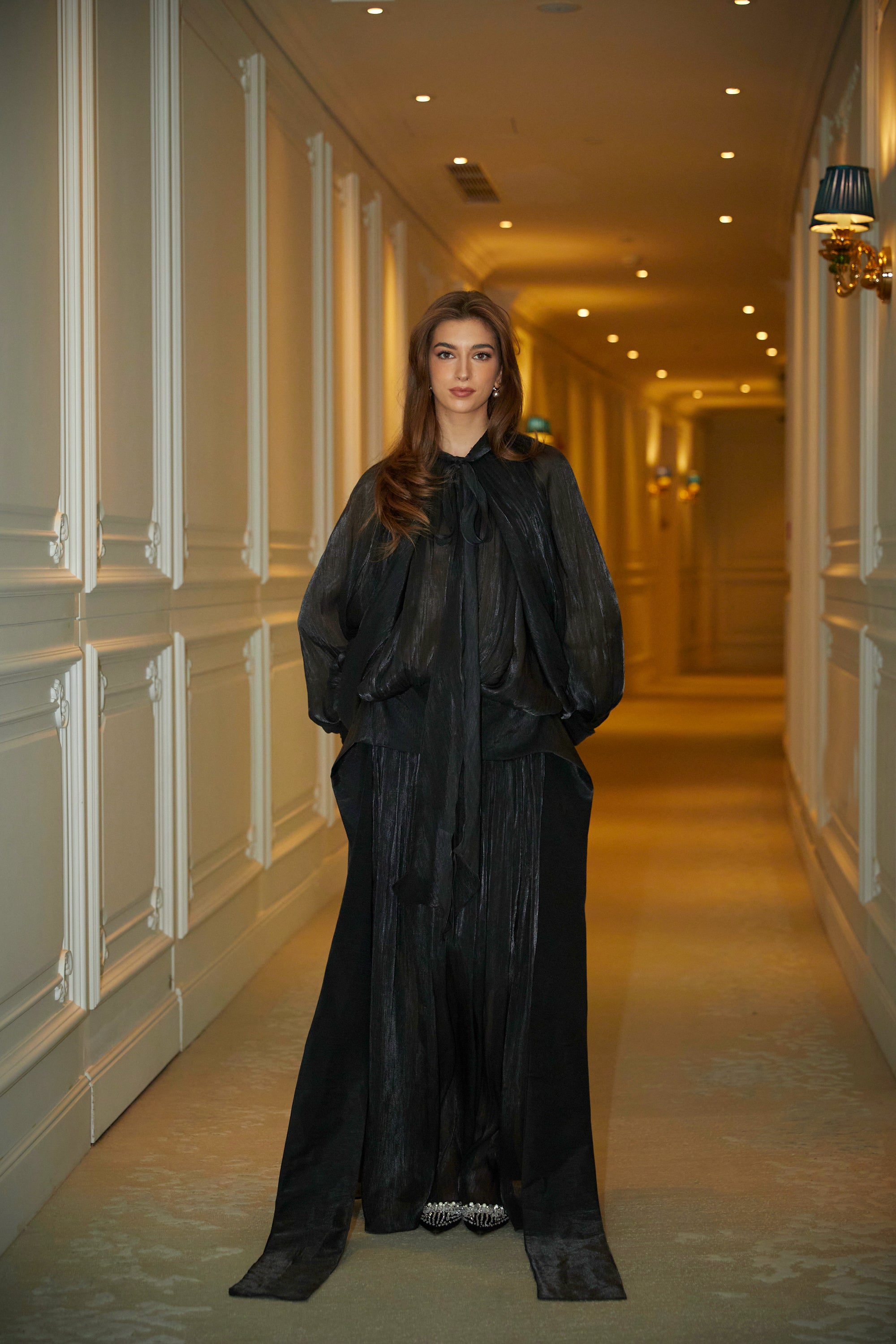 Mila – Plissiertes Maxikleid aus Satin in Schwarz