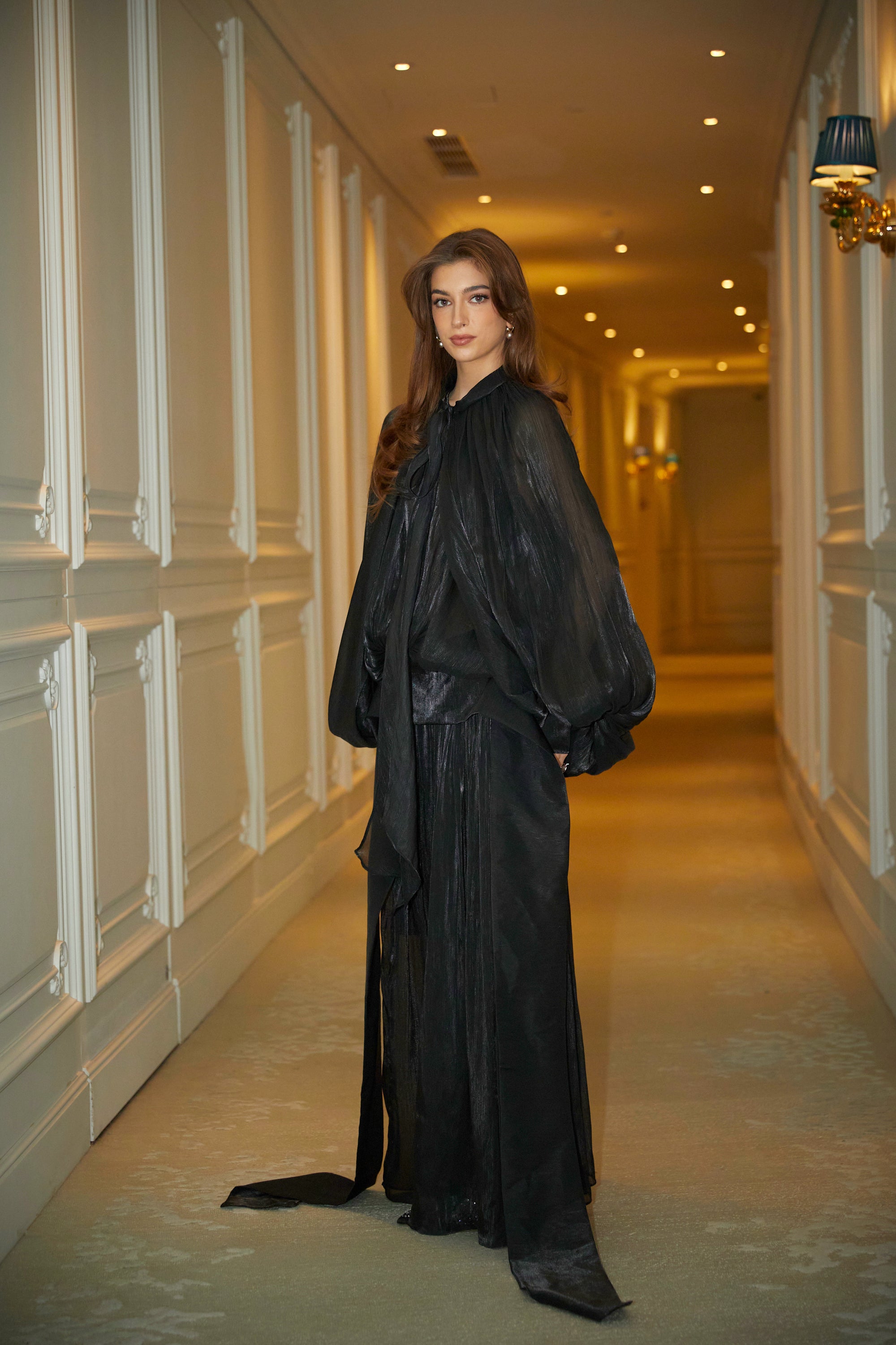 Mila – Plissiertes Maxikleid aus Satin in Schwarz