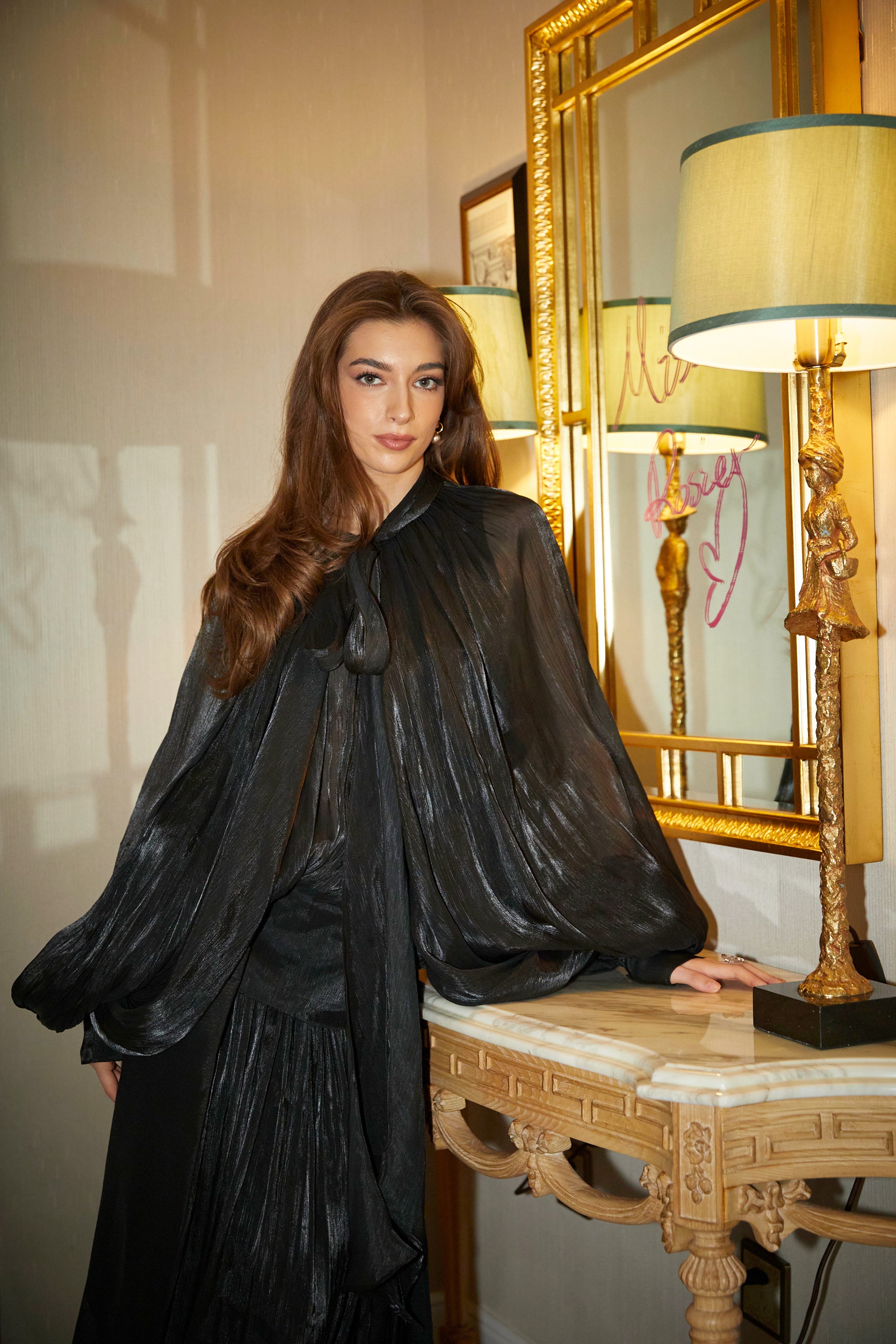 Mila – Plissiertes Maxikleid aus Satin in Schwarz