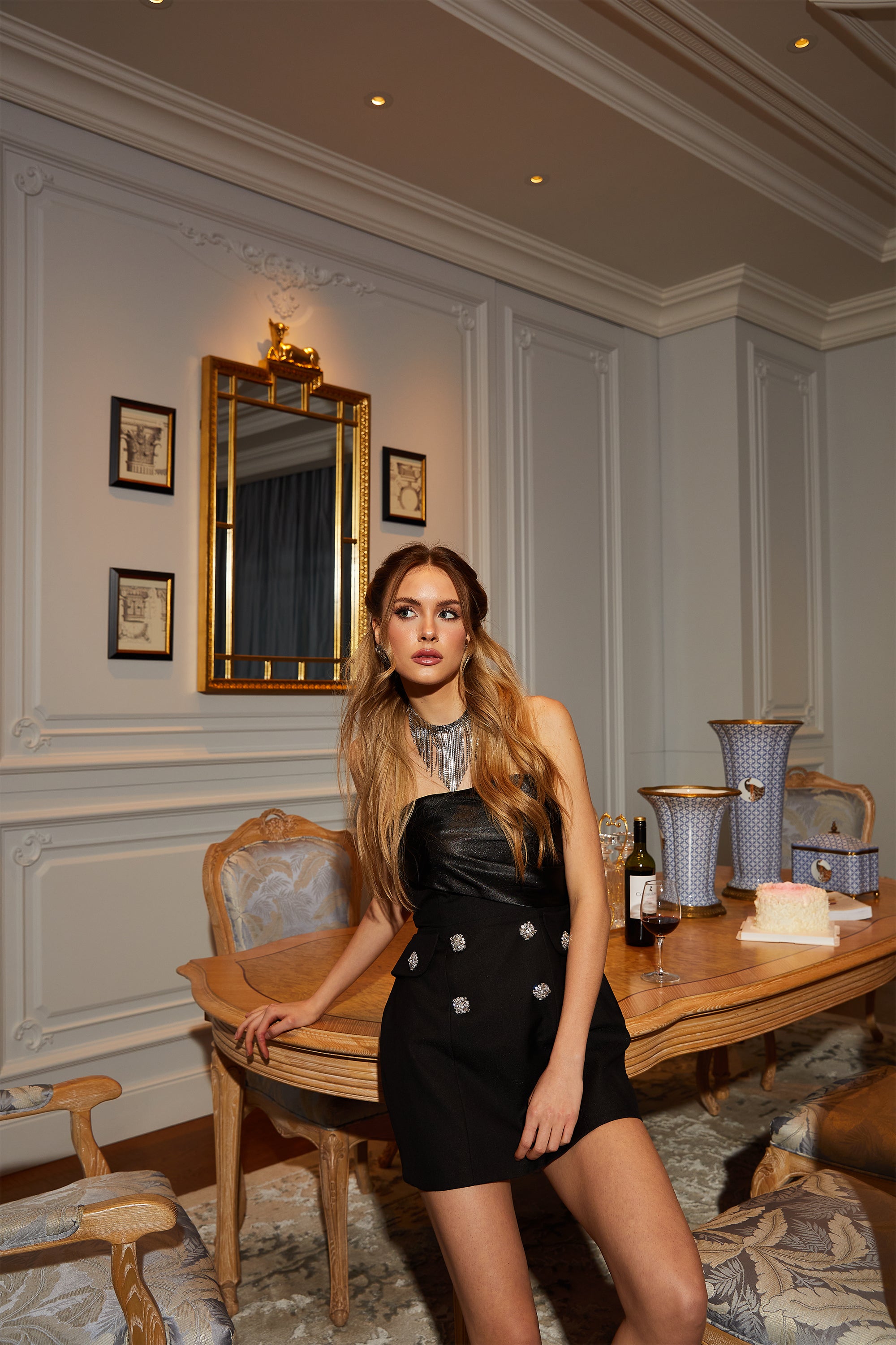 فستان قصير من Mealla باللون الأسود بأزرار من الكريستال