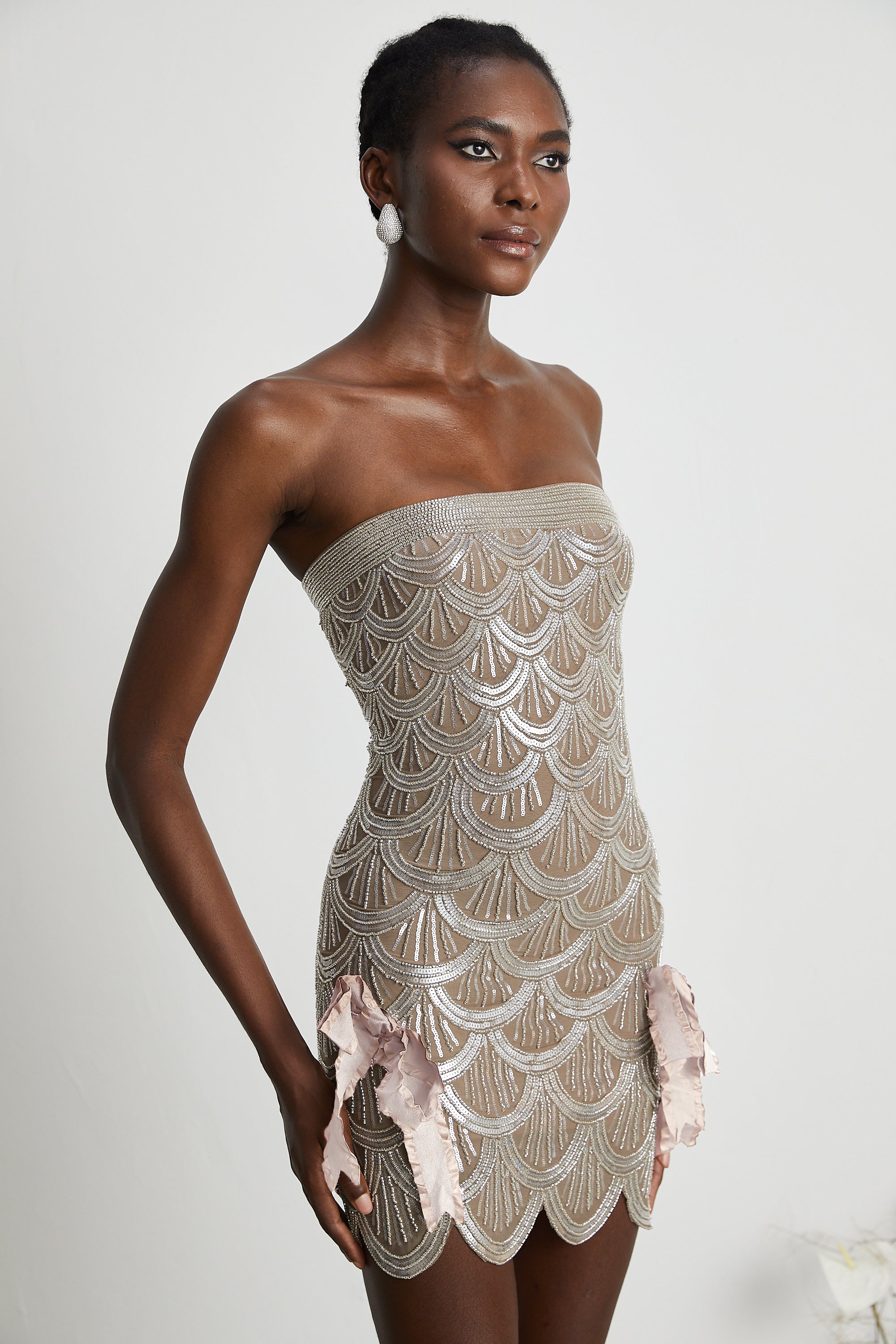 فستان أستريد البني المزين القصير