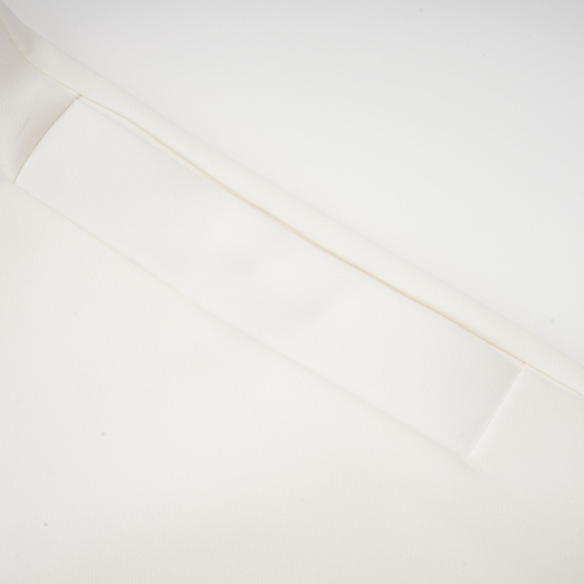 طقم هيلير المكون من بلوزة وتنورة متناسقة ثلاثية الأبعاد باللون الأبيض